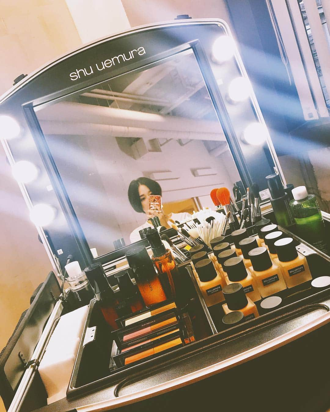 宮城舞さんのインスタグラム写真 - (宮城舞Instagram)「アジア人のために作られた @shuuemura の新ファンデーション アンリミテッド ラスティング フルイドの24色あるうちの364番のイメージモデルをやらせてもらいました🙊♥️ 1.2枚目は実際に家で使って加工なしのもの👏🏻 私の肌の色にピッタリすぎるし、素肌に近いような質感に仕上がるんだけどカバー力は抜群で本当によれないんだ！  撮影終わりに シュウの研究室の皆様に 実験などをさせてもらって こんなに落ちないファンデーション あるんだって驚きました🤩  本当にこのアンリミテッドの虜になってます私🤭  アジア人のために24色もあるので、絶対にみんなの肌にあった色に出会えるはず☺️ ぜひ、店頭で試してみて♥️ #unlimitedmatch #シュウウエムラ #PR @shuuemura」3月18日 19時25分 - mai_miyagi