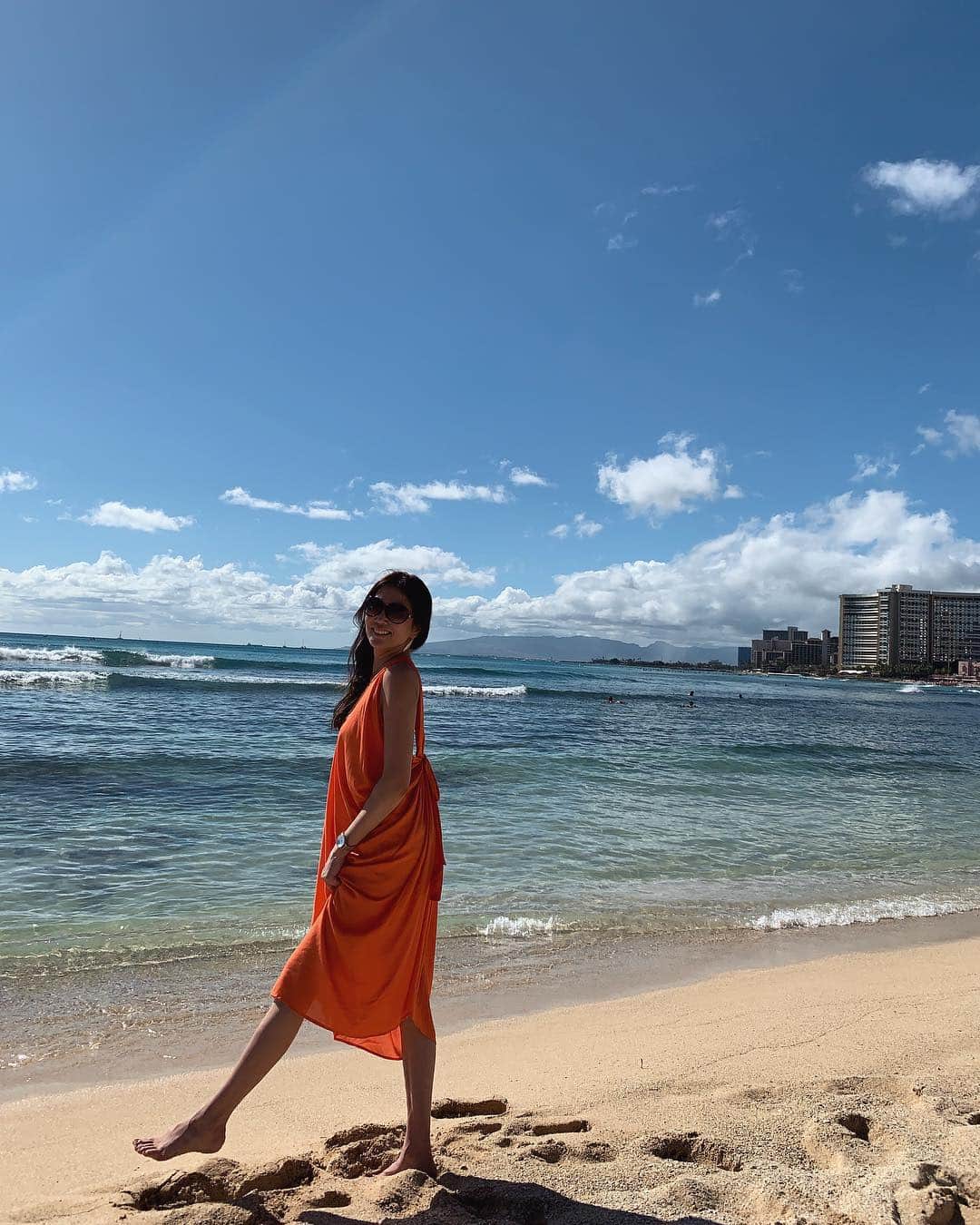 浅井香葉子さんのインスタグラム写真 - (浅井香葉子Instagram)「海辺が好き どちらかと言うと 泳がず眺めてる派♡ . 波の動きの美しさ 雲の流れの美しさ 揺れる葉の美しさ . 動きの美しさのヒントは いつも自然の中に在る✨ . 人も常に動いている存在だから どれだけ美しい動きの魅せ方を 持てているかだと思う . 「在り方・歩き方・美しい動きの魅せ方」を 身につける﻿Life Shift Walking 4期生 4月スタート❗️ https://asaikayoko.wixsite.com/lifeshiftwalking . 無料個人相談﻿は 3/22〜4/4まで✨ ご希望はDM下さい . . オレンジのワンピースは @angelsbythesea  パステル系のラインナップが多い中 珍しい鮮やかオレンジを見つけて一目惚れ💓 背中の紐は、ウエストベルトとしても使えて 何通りかの着方ができるよ♡ . ★━━━━－－－－-------------------------﻿﻿★ 「在り方・歩き方・美しい魅せ方」であなたの存在そのものを輝きにする﻿Life Shift Walking 4期生募集👠 無料個人相談﻿はプロフィール欄から またはDM下さい♡ . 👠DELSOLスペシャルウォーキングレッスンご招待 . 日時: 3月30日 土曜日 場所: 原宿スタジオ 新規の方は14：30〜／リピーター方は11：30〜 応募は @delsolbikini から . 👠モードエジャコモトークイベント 3月31日(日)14:00〜恵比寿三越 . #ハワイ #hawaii #hawai #ホノルル #旅 #travel #trip #旅スタグラム #南国リゾート #浅井香葉子 #リゾートコーデ #旅行好きな人と繋がりたい #タビジョ #女子旅 #ワンピースコーデ #ウォーキング講師浅井香葉子 #ウォーキング講師  #ワンピース #angelbythesea  #海外旅行 #ハワイ旅行 #tabijo #tabijo_hawaii」3月18日 19時17分 - asaikayoko