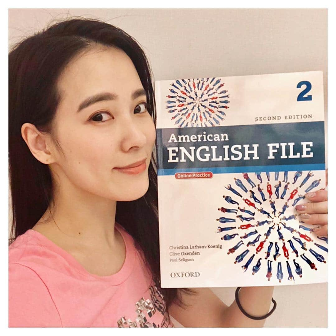 奈津子さんのインスタグラム写真 - (奈津子Instagram)「地味に続いている英語🤩喋るのはまだ自信ないけど、、リーディング力だけは着実に上がっているので自分でもビックリ✨#筋トレ と似ている…🤩 ・ #english  #englishlearning #家電 #家電好き #家電女優  #太眉 #東京 #奈津子 #英語の勉強 #英語 #勉強 #習い事」3月18日 19時20分 - natsuko_kaden