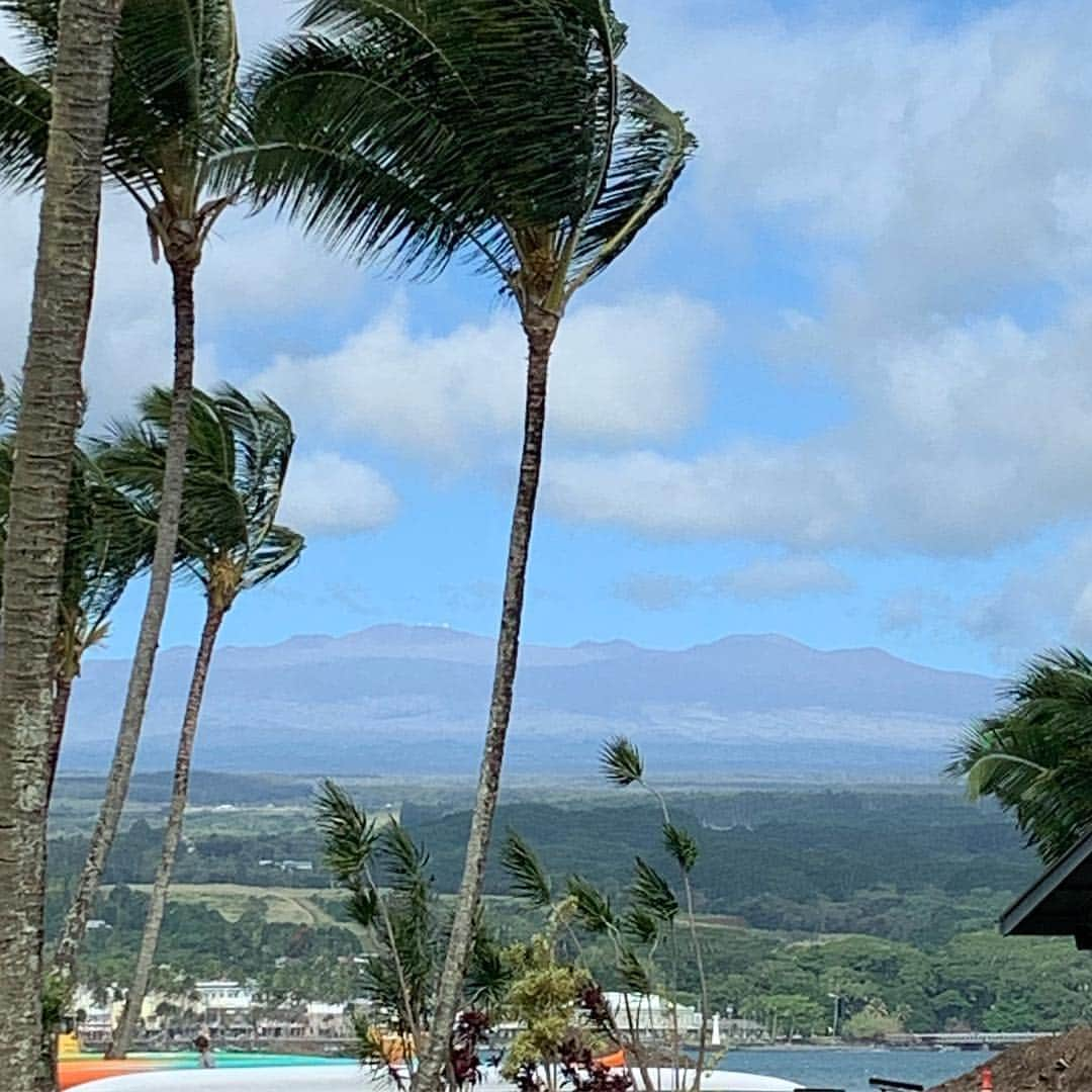 飯島寛子さんのインスタグラム写真 - (飯島寛子Instagram)「帰りの飛行機の中から見た雲海から顔を出すマウナケア山。 そして、快晴の朝ヒロ湾から見たマウナケア山スバル展望台！ #マウナケア #ハワイ旅ランゆるラン」3月18日 19時21分 - hirokoiijima