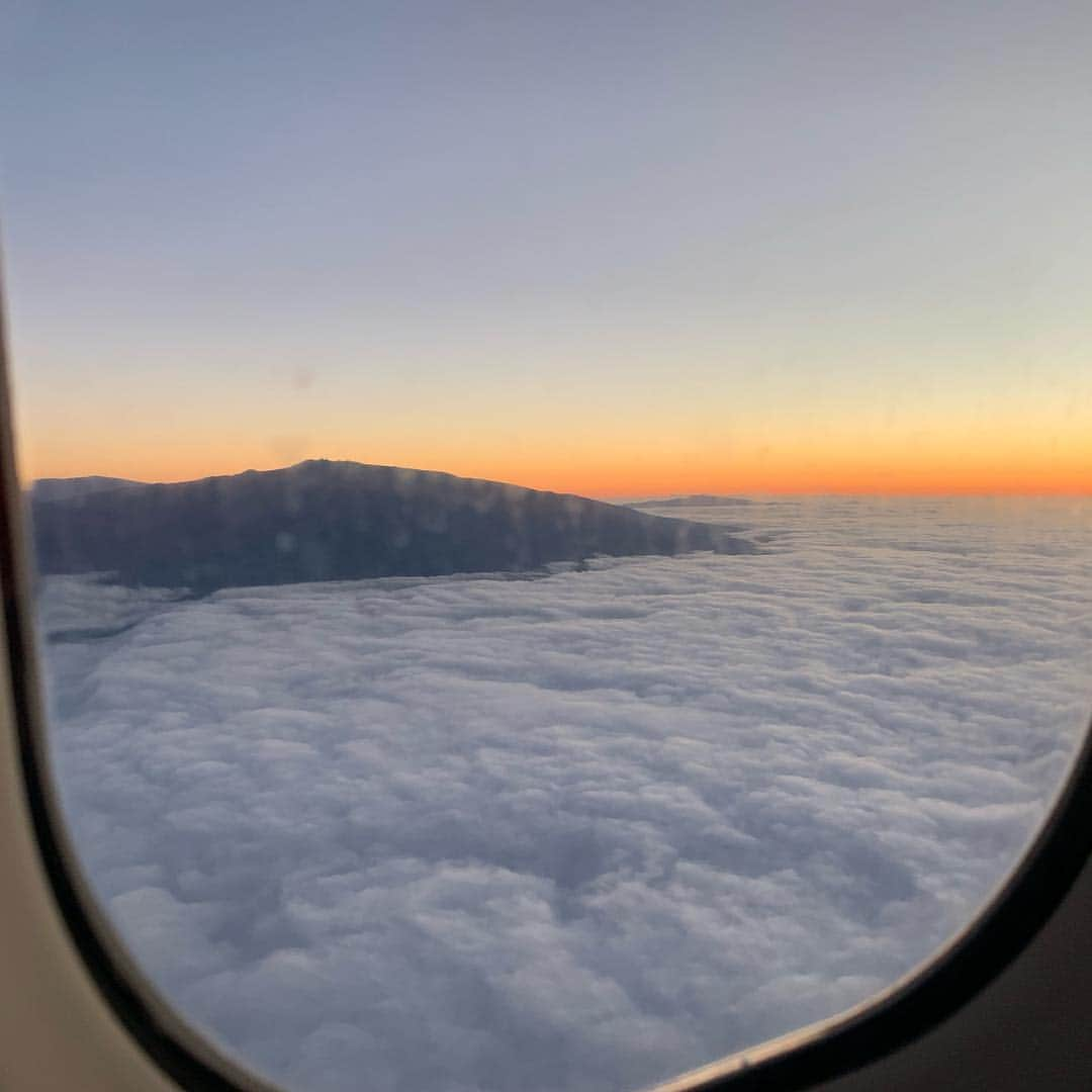 飯島寛子さんのインスタグラム写真 - (飯島寛子Instagram)「帰りの飛行機の中から見た雲海から顔を出すマウナケア山。 そして、快晴の朝ヒロ湾から見たマウナケア山スバル展望台！ #マウナケア #ハワイ旅ランゆるラン」3月18日 19時21分 - hirokoiijima