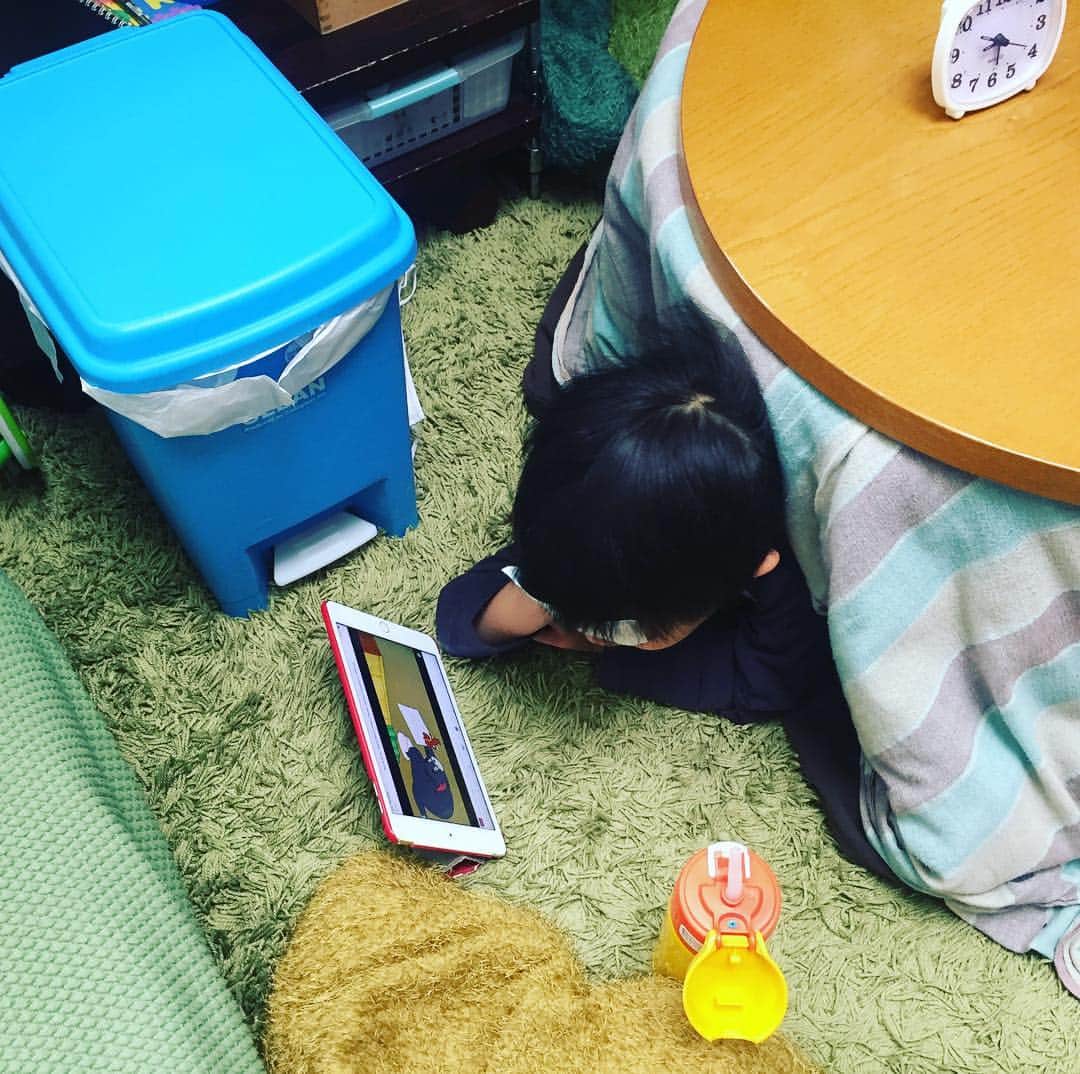 水谷さるころさんのインスタグラム写真 - (水谷さるころInstagram)「本日の息子は妖怪コタツ小僧だった。でも、風邪で辛そうなときに「iPad見たら元気になる」と言われたら「どうぞ見て見て」となる。 #4歳男児マイル」3月18日 19時21分 - salucoro