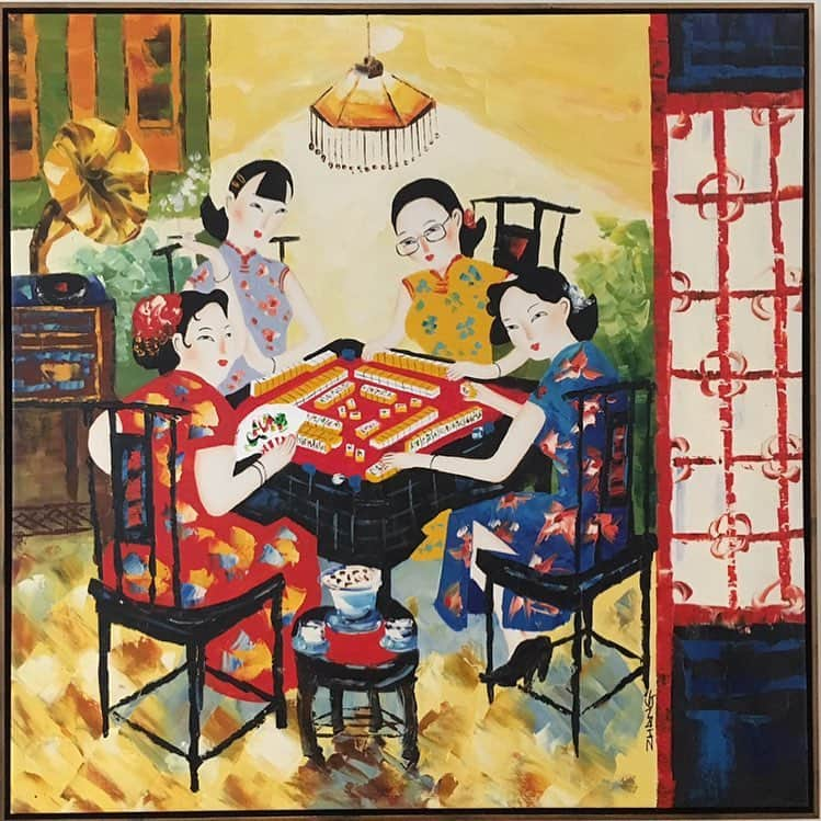 ココリボンさんのインスタグラム写真 - (ココリボンInstagram)「Mahjong Ladies #MondayMuse 🎏 I picked up this painting for a song whilst in Hong Kong recently. It’s by a little known artist, Zhang, and inspires me every day when I see it, reminding me of my Asian heritage (well half), friendship and the romance of a bygone era. I lived in Hong Kong when the British handed back the country to China after a 99 year lease in 1997. It was a magical, unforgettable time and a moment in history I will be forever grateful to be a part of 🎏  #cocoribbon #chinoischic #hongkong #eurasian #nation #1997 #handover #printspiration #chinoiserie #mahjong #asian #colour #paint #artwork #original #zhang #friends #cheongsam #cheongsamdress #china #artwork #talent #oiloncanvas #susiewong #crazyrichasians #bohemeluxe」3月18日 19時24分 - cocoribbon_official