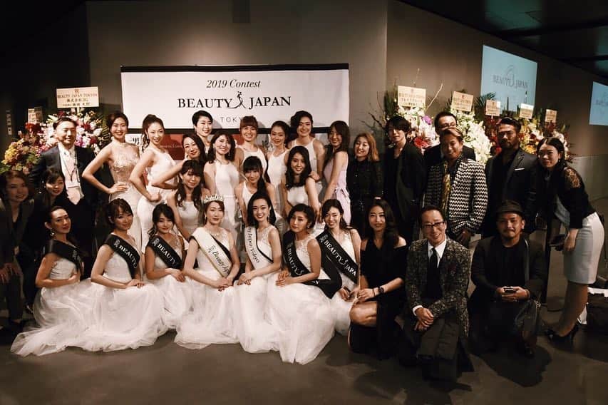 中西華菜さんのインスタグラム写真 - (中西華菜Instagram)「* Beauty Japan Tokyo Finalists & Staffs🤝💓たくさんの方の支えがあって成し遂げられた東京大会👗ほんっとうに皆さまお疲れ様でした❣️2枚目はベストビジネスウーマン賞を授与させて頂いている時の📸日本の伝統文化を守り続ける七宝焼き職人の田村有紀( @bj_tamurayuuki )さんに送らせて頂きました👏今後の活躍に乞うご期待です☺️ _ #一緒に写真撮った方送ってくださーい😆 #自分の携帯で全然写真撮ってない #ビューティージャパン #beautyjapan #bj #ベストビジネスウーマン賞 #授与 #審査員 #beautycompetition」3月18日 19時24分 - kananakanishi