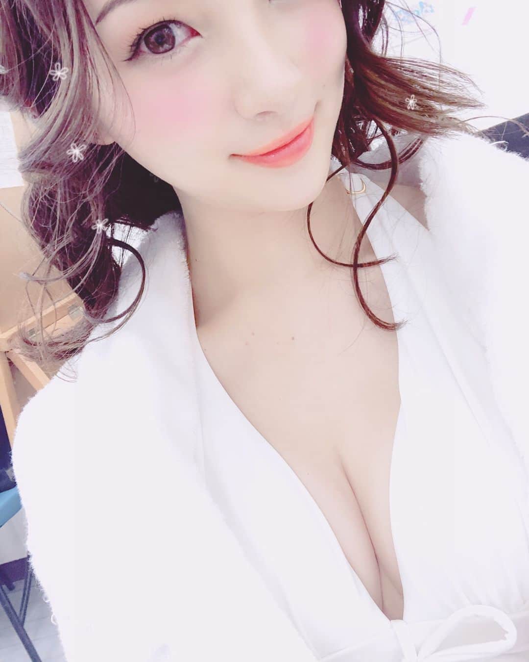 足立梨花さんのインスタグラム写真 足立梨花instagram 盛れてる画像をお届け 笑 盛れてます 奇跡の谷間 この水着すごい ため息でる 悲しくなる 現実を見よう 3月18日 19時34分 Adacchee