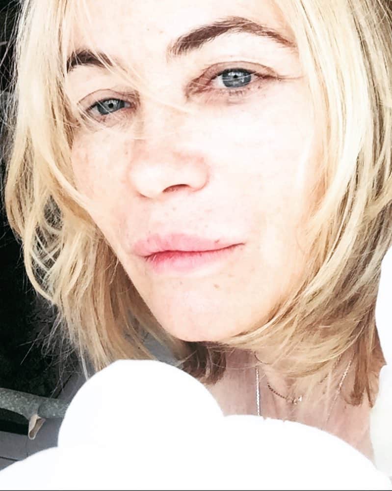 エマニュエル・ベアールのインスタグラム：「#mondaymorning .... #haveablessedweek 💋 when mornings look like this but inside everything is #allright ......😯 #emmanuellebeart」