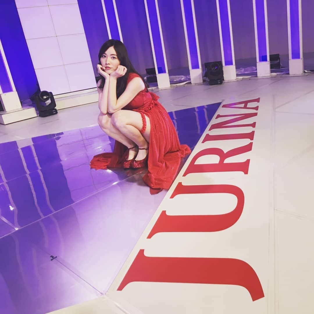 松井珠理奈さんのインスタグラム写真 - (松井珠理奈Instagram)「スタジオ可愛かった👠💕 JURINA👑 #赤いピンヒールとプロフェッサー」3月18日 19時26分 - jurinamatsui3