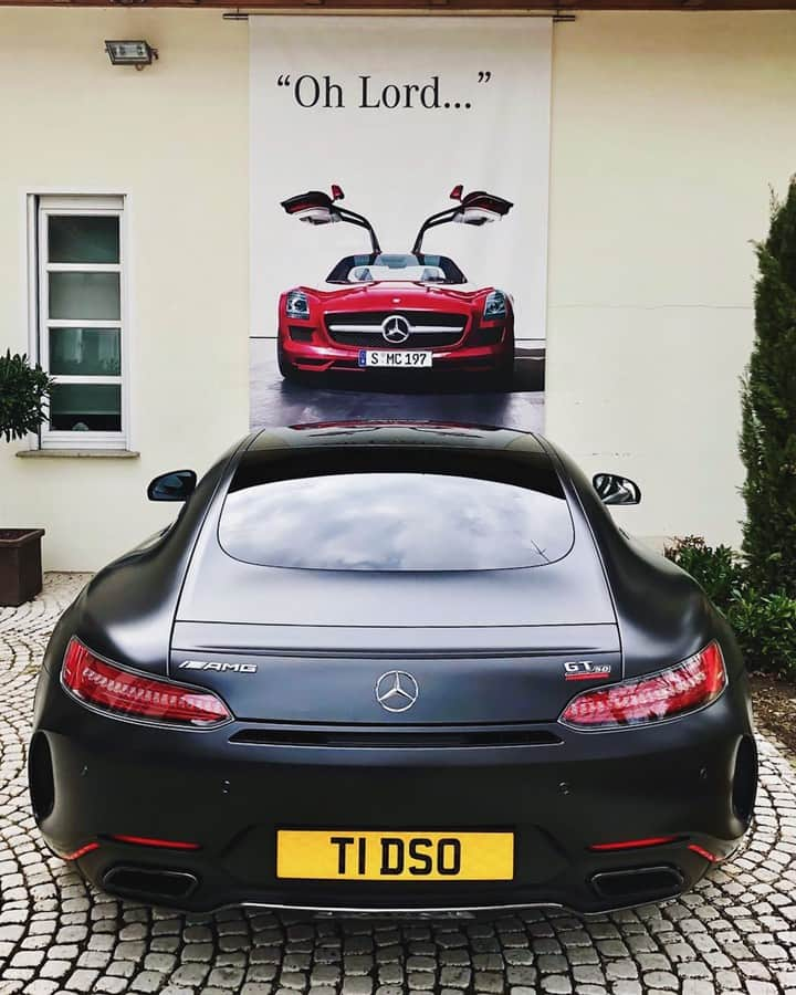 メルセデス・ベンツさんのインスタグラム写真 - (メルセデス・ベンツInstagram)「You're welcome. 🎶 Photo by @t1dso. __________ [Mercedes-AMG GT C | Kraftstoffverbrauch kombiniert: 12,4 l/100 km | CO2-Emissionen kombiniert: 284 g/km | http://mb4.me/Rechtlicher_Hinweis/] . #MercedesBenz #MercedesAMG 🌟 #AMG #AMGGTC #Edition50 #mbfanphoto #automotivedesign #catchytune #ohlordwontyoubuymeamercedesbenz #amazingcars247 #mbcar」3月18日 19時30分 - mercedesbenz