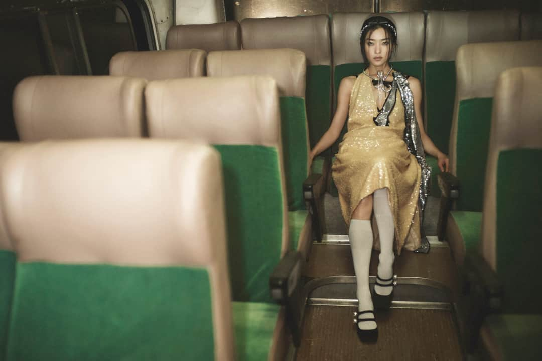 Miu Miuさんのインスタグラム写真 - (Miu MiuInstagram)「A woman, a girl, alone within the landscape of the image.  Discover “Somewhere, Nowhere”, the #MiuMiuSS19 advertising campaign by @DavidSimsOfficial featuring #DuJuan, @JulietteLewis, #LolaLeon, @Maya_Hawke, and @ZazieBeetz.  Creative Direction & Styling by @KeGrand.」3月18日 19時30分 - miumiu