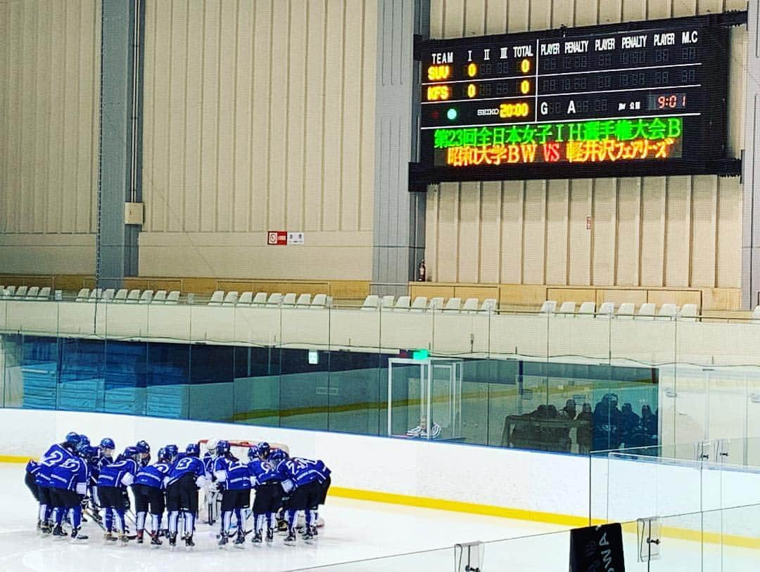 菊池沙都さんのインスタグラム写真 - (菊池沙都Instagram)「全日本選手権(Ｂ) 結果は4位でした。微妙なやつ🥺💭 本当に沢山の方々がサポート、応援してくださり 感謝の気持ちでいっぱいです🙇‍♀️✨ 優勝という結果で恩返しすることができず 申し訳ありありません。 最後の最後まで笑いが絶えないチームメイトとプレーできた今シーズン、本当にたのしすぎました😂💓 いつも応援してくださる皆さん、 面白すぎて実は優しいチームメイトのみなさま、 今シーズンも大変お世話になりました😊🥺💓 #昭和大学#ブルーウィンズ#創立1年目 #楽しかった#笑い疲れた#個性豊か#最高 #感謝#大好き#寂しい#みんなが恋しい #差し入れありがとうございます #たくさん食べたよ  試合後の暖かい拍手に感動 本当に拍手が暖かかった#ジーン 律とゆたきち同じ顔 リンクに赤ちゃん率高め いろんな友達が父と母になってた 智子さんと私は律を笑わせるのに必死 試合終われば敵チームもみんな友達 懐かしい人達にも会えた 試合中いつも真衣とおしゃべり 何回自分のこと初心者と思ったかわからない 優勝できなかったのはすごく悔しいけど 最初から最後まで本当に楽しいシーズンでした❤️」3月18日 19時42分 - satochin30