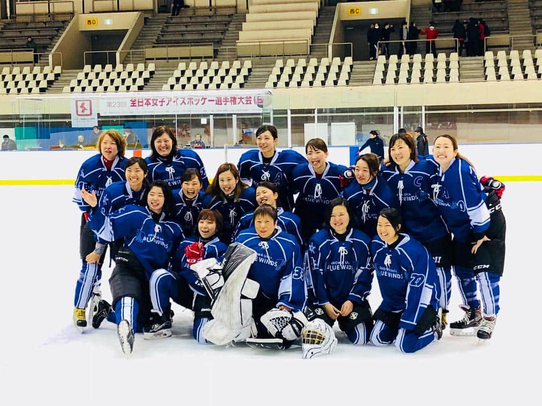 菊池沙都のインスタグラム：「全日本選手権(Ｂ) 結果は4位でした。微妙なやつ🥺💭 本当に沢山の方々がサポート、応援してくださり 感謝の気持ちでいっぱいです🙇‍♀️✨ 優勝という結果で恩返しすることができず 申し訳ありありません。 最後の最後まで笑いが絶えないチームメイトとプレーできた今シーズン、本当にたのしすぎました😂💓 いつも応援してくださる皆さん、 面白すぎて実は優しいチームメイトのみなさま、 今シーズンも大変お世話になりました😊🥺💓 #昭和大学#ブルーウィンズ#創立1年目 #楽しかった#笑い疲れた#個性豊か#最高 #感謝#大好き#寂しい#みんなが恋しい #差し入れありがとうございます #たくさん食べたよ  試合後の暖かい拍手に感動 本当に拍手が暖かかった#ジーン 律とゆたきち同じ顔 リンクに赤ちゃん率高め いろんな友達が父と母になってた 智子さんと私は律を笑わせるのに必死 試合終われば敵チームもみんな友達 懐かしい人達にも会えた 試合中いつも真衣とおしゃべり 何回自分のこと初心者と思ったかわからない 優勝できなかったのはすごく悔しいけど 最初から最後まで本当に楽しいシーズンでした❤️」