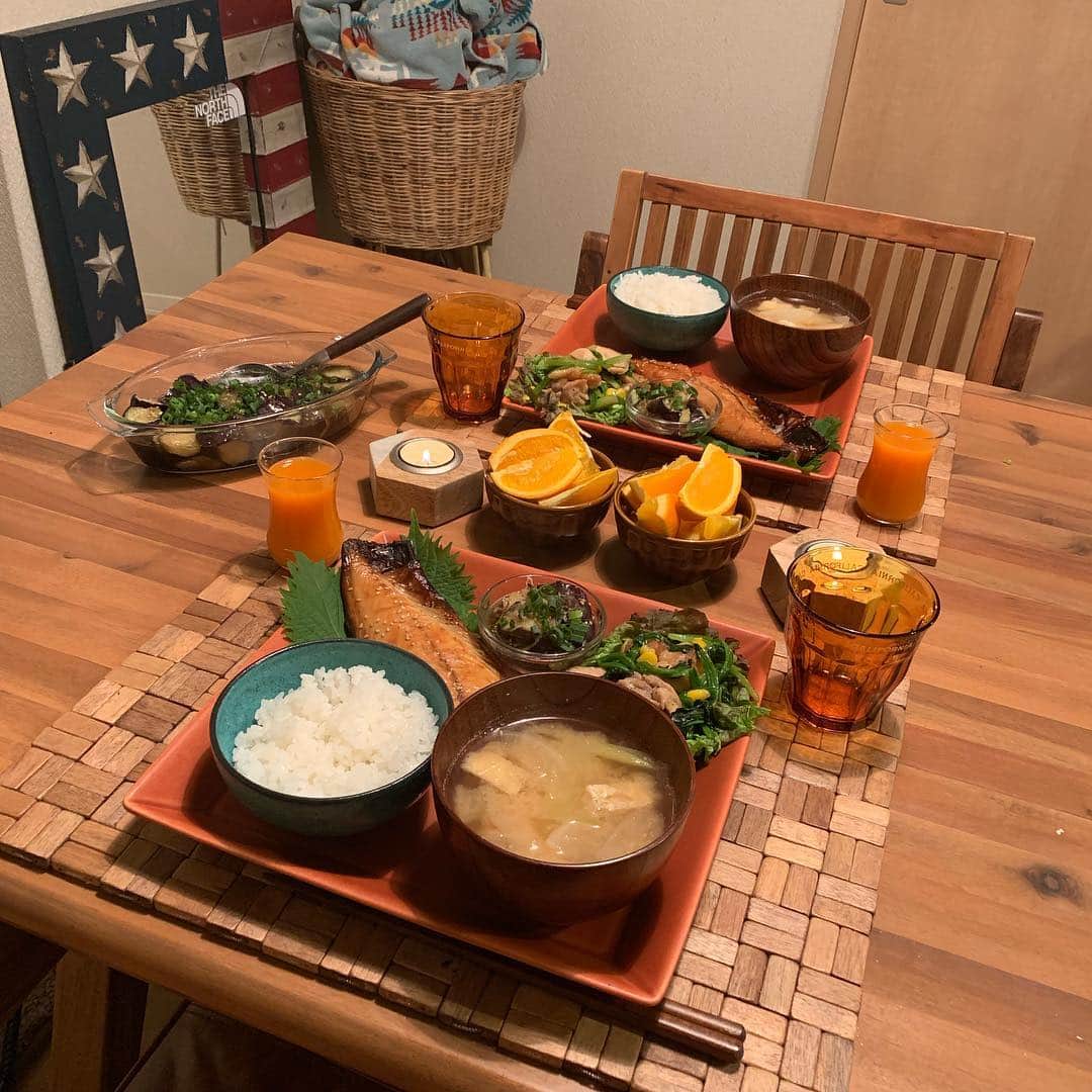のインスタグラム：「今日の夕飯🥢 ☆ 頂き物の干物🐟🐟🐟(味醂干し) ナスの煮びたし 鶏肉とほうれん草のソテー ご飯 味噌汁 オレンジ ☆ 直人のお友達のお母さんがわざわざ送ってくれた美味しい干物🥰本当に達筆で私もこんな素敵なお母さんになりたいって思ったよ☺️ほんっと思うけど親御さんがちゃんとしてるとこの子供はちゃんとしてるよね🤔インスタでお洒落さんと繋がりたいとかってタグあるけど、あたしはこんな素敵なお母さんと繋がりたいわ😅ボウリング場で1度だけお会いして少しご挨拶程度お話しさせて貰ったんだけどあたし直人のお母さんだと思われてた(笑)またお会いできたらお話ししたいな☺️ ☆ その直人のお友達も自分のお金でわざわざ高いスタバのプリンを我が家みんなに買ってくれて。プッチンプリンでじゅーぶん😄👌何が嬉しいって気持ちが嬉しい！ほんっと礼儀正しくて可愛い😊 ☆ ☆ ☆ やっぱり今はデジタルな時代になってしまったけどアナログにお手紙って凄く嬉しいね🥰心底嬉しい☺🙌❤あたしゃ永遠にアナログ人間だな〜🤔 ☆ 最近メイクが少し楽しくなったってひなせに言ってたら「嘘でしょ！マミーもう死ぬんじゃないの😳」だとよ😑#殺すなやw ☆ 奧お椀の置き方間違えた😂 ☆ #和食#foodie#おうちカフェ#food#homemade#instafood#手料理#foodphoto#テーブルコーディネート#時短レシピ#ヘルシーメニュー#fooddaily#foodpic#foodstagram#おうちごはん#セリア#100キン#暮らし#節約レシピ#dinner#foodporm#vscofood#japanesefood#foodstyling#料理写真#夕飯#ワンプレート#愛情ご飯#nanasrecipe」