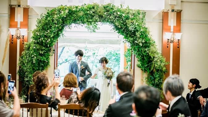 みんなのウェディングさんのインスタグラム写真 - (みんなのウェディングInstagram)「《結婚式レポ💑》 . 今回は#結婚式レポ から kasumiさんご夫妻の#bigday をご紹介します🤵💗👰 . . テーマはふたりが大好きな 《パンとアイスクリームと》。 名古屋にあるゲストハウス・ルージュブランを舞台に 「見た目に楽しく食べておいしい演出の数々で ゲストをもてなしました☺️💕 . 統一感ある装飾や こだわりのDIYアイテムなど 見所満載です👀✨ . . 【wedding  data】 会場:#ルージュブラン  ゲスト数:70名 準備期間:1年3ヶ月 . . 式当日の様子など、 詳しくはプロフィールリンク🔗の 「みんなのウェディングTOP」から 『ルージュブラン レポ』で検索🔎♩ . ****************************************** #みんなのウェディング #結納 #結婚式 #卒花 #プレ花嫁 #卒花嫁 #2018冬婚 #2018夏婚 #2018秋婚 #2019春婚 #東海花嫁 #愛知花嫁 #ナチュラルウェディング #会場装飾 #挙式レポ #卒花レポ #披露宴レポ #ピンクドレス #仲良し夫婦 #ウェディングドレス #くるくる席次表 #花嫁DIY #テーブルコーディネート #高砂装花 #高砂装飾 #ウェディングケーキ #パン好き」3月18日 19時37分 - minnano_wedding