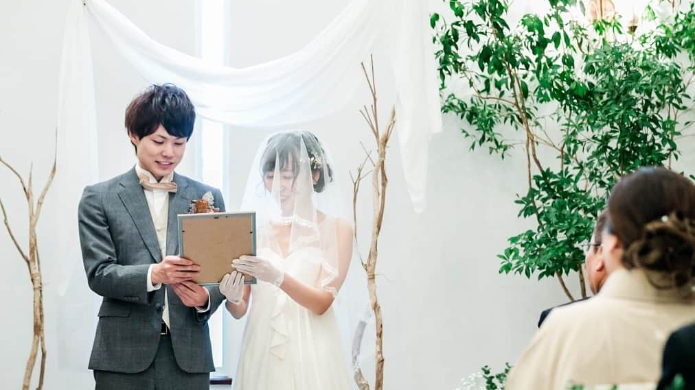 みんなのウェディングさんのインスタグラム写真 - (みんなのウェディングInstagram)「《結婚式レポ💑》 . 今回は#結婚式レポ から kasumiさんご夫妻の#bigday をご紹介します🤵💗👰 . . テーマはふたりが大好きな 《パンとアイスクリームと》。 名古屋にあるゲストハウス・ルージュブランを舞台に 「見た目に楽しく食べておいしい演出の数々で ゲストをもてなしました☺️💕 . 統一感ある装飾や こだわりのDIYアイテムなど 見所満載です👀✨ . . 【wedding  data】 会場:#ルージュブラン  ゲスト数:70名 準備期間:1年3ヶ月 . . 式当日の様子など、 詳しくはプロフィールリンク🔗の 「みんなのウェディングTOP」から 『ルージュブラン レポ』で検索🔎♩ . ****************************************** #みんなのウェディング #結納 #結婚式 #卒花 #プレ花嫁 #卒花嫁 #2018冬婚 #2018夏婚 #2018秋婚 #2019春婚 #東海花嫁 #愛知花嫁 #ナチュラルウェディング #会場装飾 #挙式レポ #卒花レポ #披露宴レポ #ピンクドレス #仲良し夫婦 #ウェディングドレス #くるくる席次表 #花嫁DIY #テーブルコーディネート #高砂装花 #高砂装飾 #ウェディングケーキ #パン好き」3月18日 19時37分 - minnano_wedding