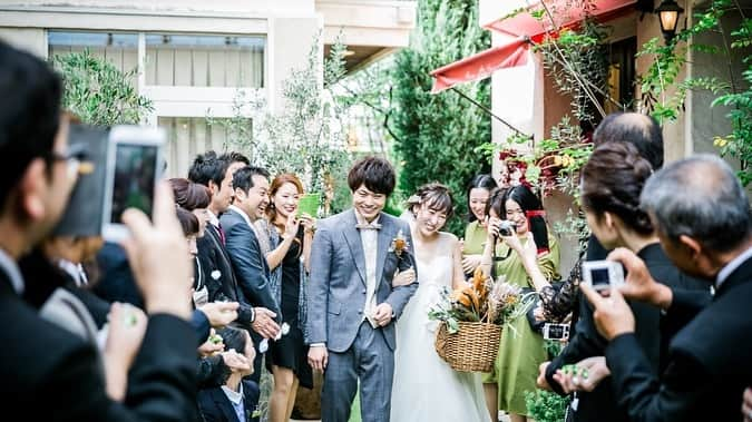 みんなのウェディングさんのインスタグラム写真 - (みんなのウェディングInstagram)「《結婚式レポ💑》 . 今回は#結婚式レポ から kasumiさんご夫妻の#bigday をご紹介します🤵💗👰 . . テーマはふたりが大好きな 《パンとアイスクリームと》。 名古屋にあるゲストハウス・ルージュブランを舞台に 「見た目に楽しく食べておいしい演出の数々で ゲストをもてなしました☺️💕 . 統一感ある装飾や こだわりのDIYアイテムなど 見所満載です👀✨ . . 【wedding  data】 会場:#ルージュブラン  ゲスト数:70名 準備期間:1年3ヶ月 . . 式当日の様子など、 詳しくはプロフィールリンク🔗の 「みんなのウェディングTOP」から 『ルージュブラン レポ』で検索🔎♩ . ****************************************** #みんなのウェディング #結納 #結婚式 #卒花 #プレ花嫁 #卒花嫁 #2018冬婚 #2018夏婚 #2018秋婚 #2019春婚 #東海花嫁 #愛知花嫁 #ナチュラルウェディング #会場装飾 #挙式レポ #卒花レポ #披露宴レポ #ピンクドレス #仲良し夫婦 #ウェディングドレス #くるくる席次表 #花嫁DIY #テーブルコーディネート #高砂装花 #高砂装飾 #ウェディングケーキ #パン好き」3月18日 19時37分 - minnano_wedding