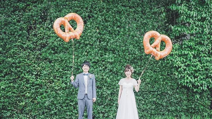 みんなのウェディングさんのインスタグラム写真 - (みんなのウェディングInstagram)「《結婚式レポ💑》 . 今回は#結婚式レポ から kasumiさんご夫妻の#bigday をご紹介します🤵💗👰 . . テーマはふたりが大好きな 《パンとアイスクリームと》。 名古屋にあるゲストハウス・ルージュブランを舞台に 「見た目に楽しく食べておいしい演出の数々で ゲストをもてなしました☺️💕 . 統一感ある装飾や こだわりのDIYアイテムなど 見所満載です👀✨ . . 【wedding  data】 会場:#ルージュブラン  ゲスト数:70名 準備期間:1年3ヶ月 . . 式当日の様子など、 詳しくはプロフィールリンク🔗の 「みんなのウェディングTOP」から 『ルージュブラン レポ』で検索🔎♩ . ****************************************** #みんなのウェディング #結納 #結婚式 #卒花 #プレ花嫁 #卒花嫁 #2018冬婚 #2018夏婚 #2018秋婚 #2019春婚 #東海花嫁 #愛知花嫁 #ナチュラルウェディング #会場装飾 #挙式レポ #卒花レポ #披露宴レポ #ピンクドレス #仲良し夫婦 #ウェディングドレス #くるくる席次表 #花嫁DIY #テーブルコーディネート #高砂装花 #高砂装飾 #ウェディングケーキ #パン好き」3月18日 19時37分 - minnano_wedding