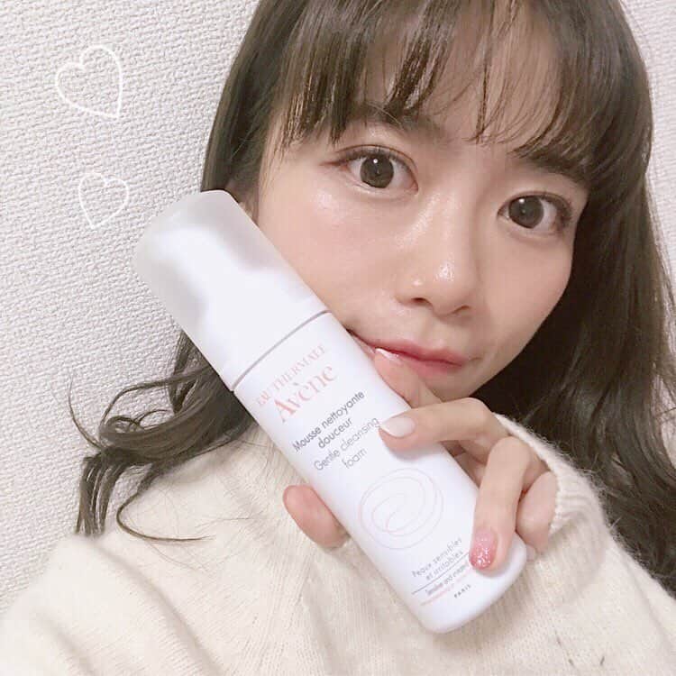 のインスタグラム：「. . 🧼Avene🧡洗顔フォーム🧼 . #アベンヌウォーター で有名な #アベンヌ さんの敏感肌にも使える 優しい洗顔フォームを数日使ったのでレポします🐇！ . ▫️ #スキンバランスフォーム SS 💰2200yen . 朝用洗顔にぴったりだなって 思ったので朝に使ってます🌞 朝は洗いすぎると乾燥するから 拭き取りのみだったんだけど この洗顔はヤシ油由来のやさしい洗浄成分配合で、 皮脂を取りすぎず、うるおいを残してくれるの⭕️ . 泡も簡単だし、洗い上がりも つっぱらないです✨ 前日の夜にがっつりケアした日とかの 翌朝はやっぱり一度お肌をクリーンにしたいし そんな時にぴったりでした🍑 . #アベンヌ村 のキャンペーンもやってるみたいなので そちらもチェックしてみてね💋 . . . . . . . #avene#Avene_PR #アベンヌ村へ来てください#乾燥肌#時短スキンケア #スキンケア#洗顔フォーム#洗顔#敏感肌スキンケア#敏感肌#泡洗顔#朝のスキンケア#美肌#美容好きな人と繋がりたい#instabeauty#美容#透明感」