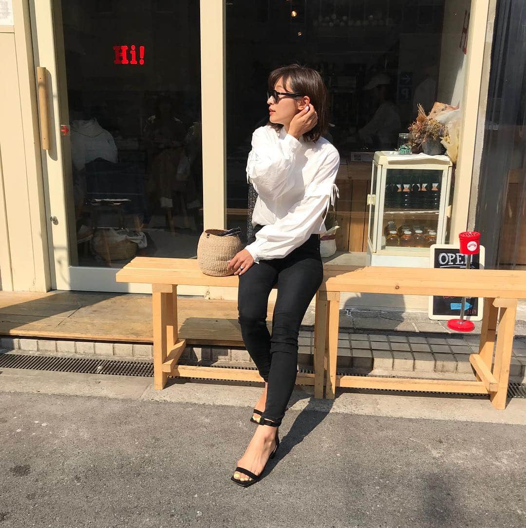 Hiromi Ｍaedaさんのインスタグラム写真 - (Hiromi ＭaedaInstagram)「#outfit ・ 袖のデザインが可愛いシャツを主役に! 昔からシャツとかブラウスが大好き❤️ ・ ・ ・ tops #intoxic denim #redcard  shoes #pippichic」3月18日 19時40分 - hiron953