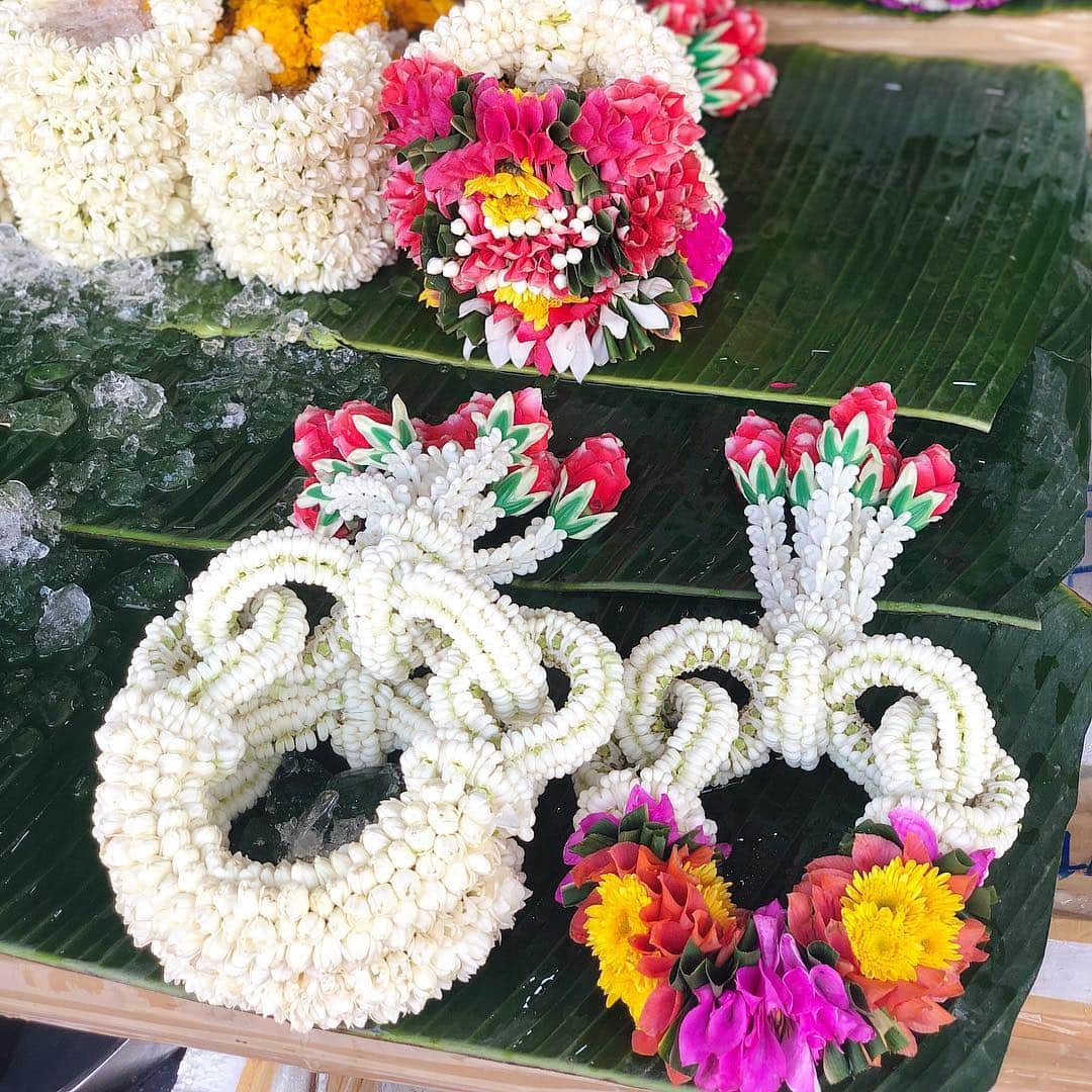 桐島かれんさんのインスタグラム写真 - (桐島かれんInstagram)「お供え物やお飾りとして使うタイの花輪は、生花を使って手作業で作られます。緻密で繊細で美しく、ジャスミンの良い香りがします。 #花輪 #花市場 #タイ #flowermarket #bangkok」3月18日 19時44分 - houseoflotuskaren