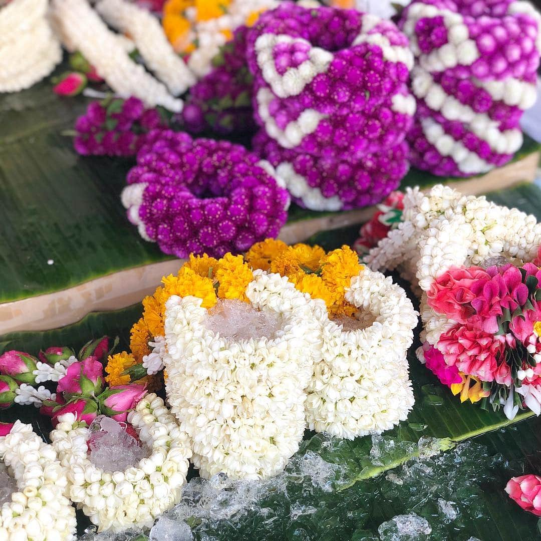 桐島かれんさんのインスタグラム写真 - (桐島かれんInstagram)「お供え物やお飾りとして使うタイの花輪は、生花を使って手作業で作られます。緻密で繊細で美しく、ジャスミンの良い香りがします。 #花輪 #花市場 #タイ #flowermarket #bangkok」3月18日 19時44分 - houseoflotuskaren