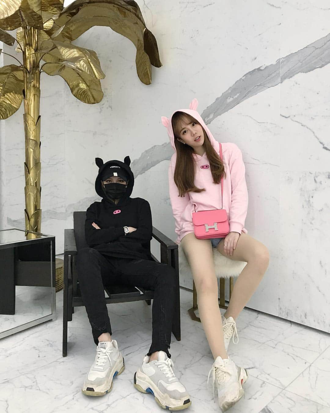Grace Chowのインスタグラム：「蹭一下旁邊這位小姐的熱度 畢竟她是娛百狼人殺新晉狼王 哈哈哈哈哈哈哈哈 #今天你是🐷🐷女孩嘛」