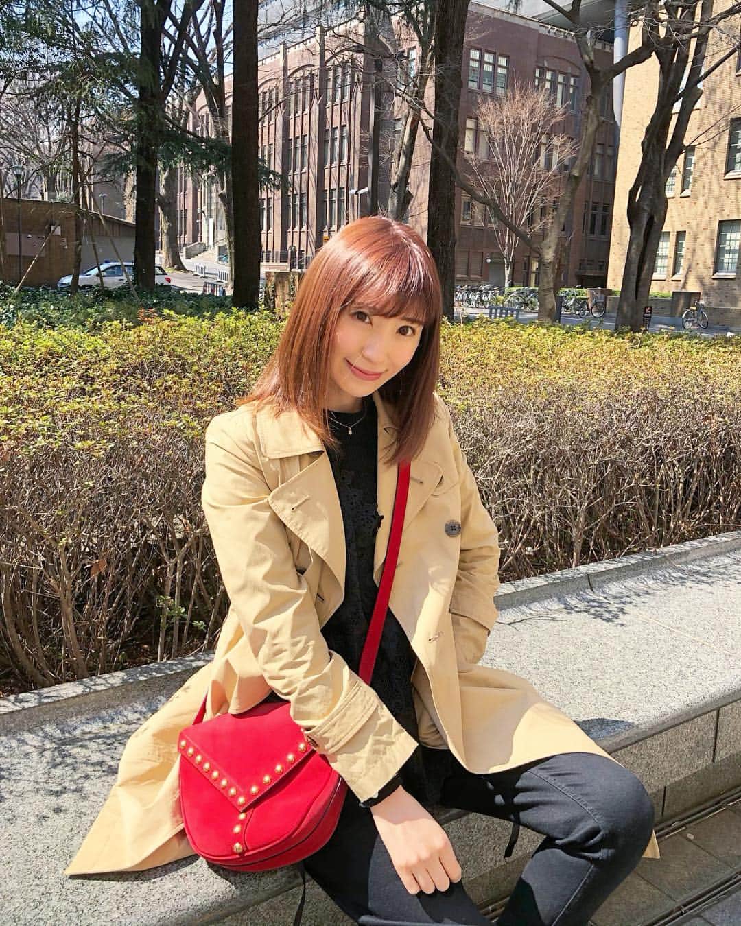 小林真由のインスタグラム：「髪も春色🌸﻿﻿ ピンクを入れて柔らかいカラーになりました！﻿﻿ 透明感抜群でほんっとに良い色♡ ピンク可愛い♡ アッシュが多かったから新鮮です。﻿ thank you🥺✨﻿ @inamochinaoki ﻿﻿ ﻿ outer: #estnation﻿﻿ tops: #miamasvin ﻿ pants: #zara﻿﻿ bag: #ysl﻿﻿ #ファッション #コーデ #春服 #ママコーデ #美容院 #表参道 #ヘアー #ヘアカラー #ローネス #lonnes #ミアマスビン #韓国 #韓国ファッション #エストネーション #ザラ #サンローラン」