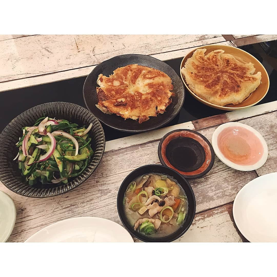 佐倉真衣さんのインスタグラム写真 - (佐倉真衣Instagram)「餃子がいい感じに焼けた🥟✌️. . ＊餃子（肉・野菜） ＊ピーマンときゅうりのサラダ ＊豚汁  相変わらず夜はバタバタごはんです💦 #dinber #food #instafood #cooking #gyoza #おうちごはん #夜ごはん #まいご飯  #羽根つき餃子」3月18日 19時47分 - maitanaka20