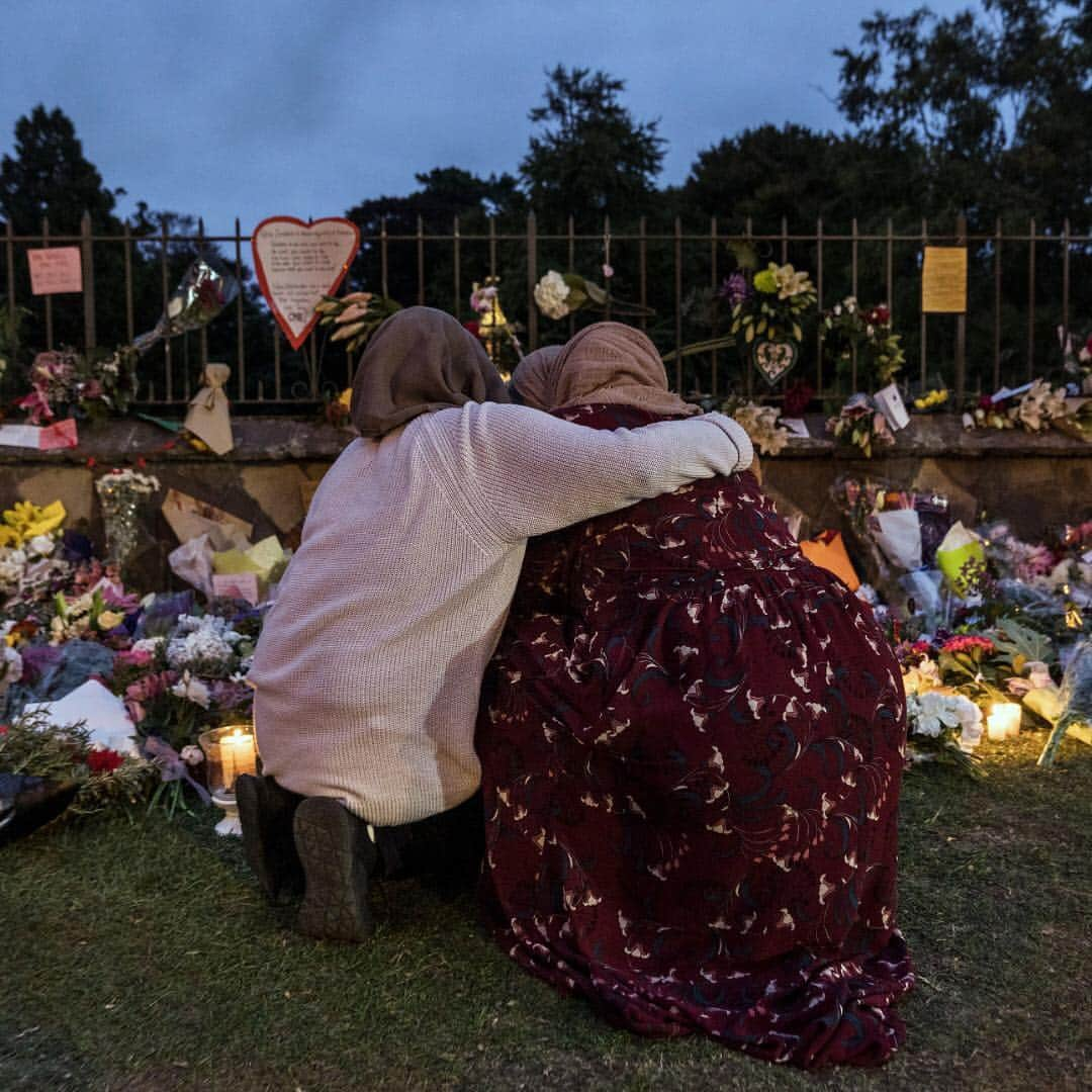 ニューヨーク・タイムズさんのインスタグラム写真 - (ニューヨーク・タイムズInstagram)「Across New Zealand, people gathered in support of the nation’s Muslims and to remember the victims of the attacks in Christchurch. The attack was carried out at 2 mosques in Christchurch and left at least 50 people dead and dozens hospitalized. On Monday, Prime Minister Jacinda Ardern said she had ordered an inquiry into whether government agencies could have prevented the attack. She also said her cabinet had agreed “in principle” to an overhaul of New Zealand’s gun laws and was working out the details. “Within 10 days of this horrific act of terrorism, we will have announced reforms that I believe will have made our community safer,” @jacindaardern said. @adamjdean captured this photo of 2 women visiting a makeshift memorial outside the Christchurch Botanic Gardens on Sunday. Visit the link in our profile to follow the latest updates, including how you can help.」3月19日 1時18分 - nytimes