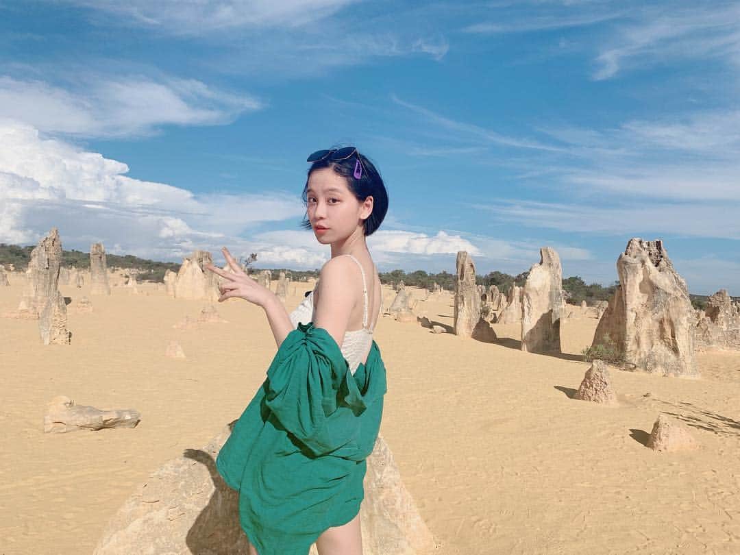 のインスタグラム：「パースから約200 kmほど海岸線を北上したところに位置する、ナンバン国立公園の一角にあるピナクルズ。  ピナクルズと呼ばれるのは、砂漠のように堆積した砂の合間から、奇岩がいくつもそそり立っているエリアです！ いずれも太古の昔から変わらない石灰岩の尖塔群、ピナクルズの間を縫うように進みます。おびただしい数の尖塔が砂漠全体に散在していて、この世のものとは思えない不可思議な光景です。高さが3.5メートルもある岩、端が鋸の歯のようになった岩、上部が丸くてまるで墓石のように見える岩など、実にさまざまです。この塔は貝殻でできていて、何百万年も前、ここがかつて海底だった頃に堆積したものだと言われています。 #pinnacles  #thanksearth🌍」