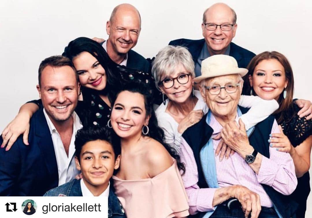 ブリアンナ・ブラウンさんのインスタグラム写真 - (ブリアンナ・ブラウンInstagram)「If you haven’t yet seen One Day At A Time on Netflix then you should. It is hilarious, has strong family values, highlights powerful women, diversity and inclusivity.  Right now they are searching for a new network as their home. So if you love it too then show your support online and off. Shows like this deserve to be on the air for a multitude of reasons.  They make us laugh, think and grow. 💜🙏🏽👊🏽 #saveodaat」3月19日 1時22分 - briannabrownkeen