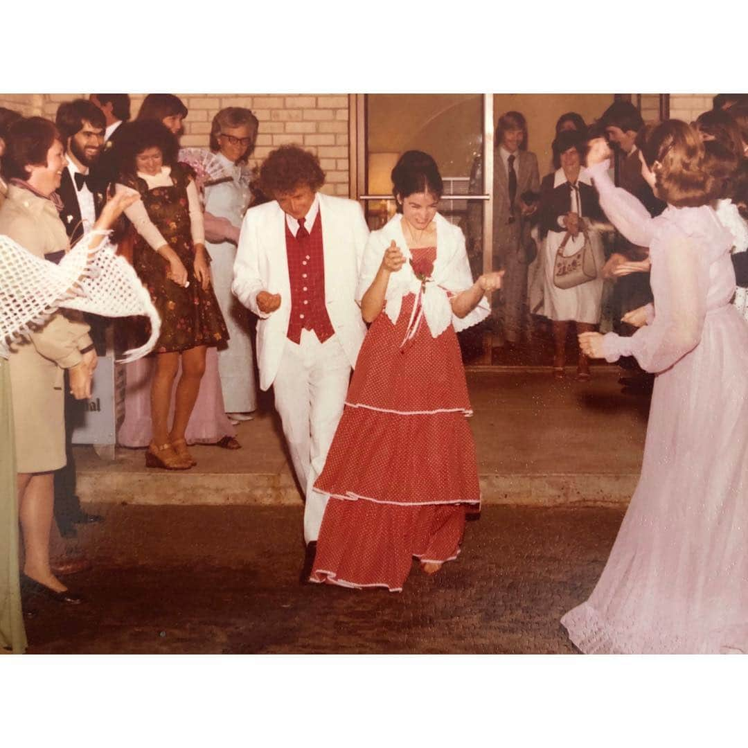 アビゲイル・スペンサーさんのインスタグラム写真 - (アビゲイル・スペンサーInstagram)「mom & dad leaving their wedding reception. met & married in 4 months. would have been 41 years today. #happyanniversary 😘」3月19日 1時22分 - abigailspencer