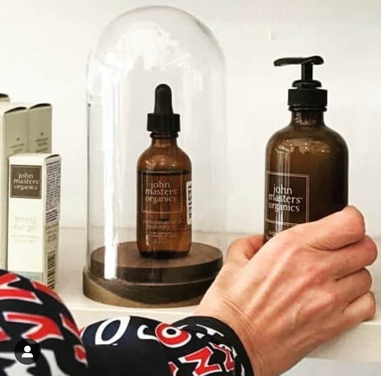 John Masters Organicsさんのインスタグラム写真 - (John Masters OrganicsInstagram)「Når dine hylder på badeværelset skal tage sig ekstra godt ud .. 🌱  Hos John Masters Organics ønsker vi, at vores produkter skal give dig den fulde oplevelse af økologisk forkælelse. Derfor gør vi også en dyd ud af vores emballager, som vi håber, giver dig lyst til at vise dine produkter frem i dit hjem. Hvor fantastisk er det lige, at hudpleje kan være lækkert for både velvære, krop, øje og sjæl? 😍 📸: @biovardi」3月18日 19時59分 - johnmastersorganics_denmark