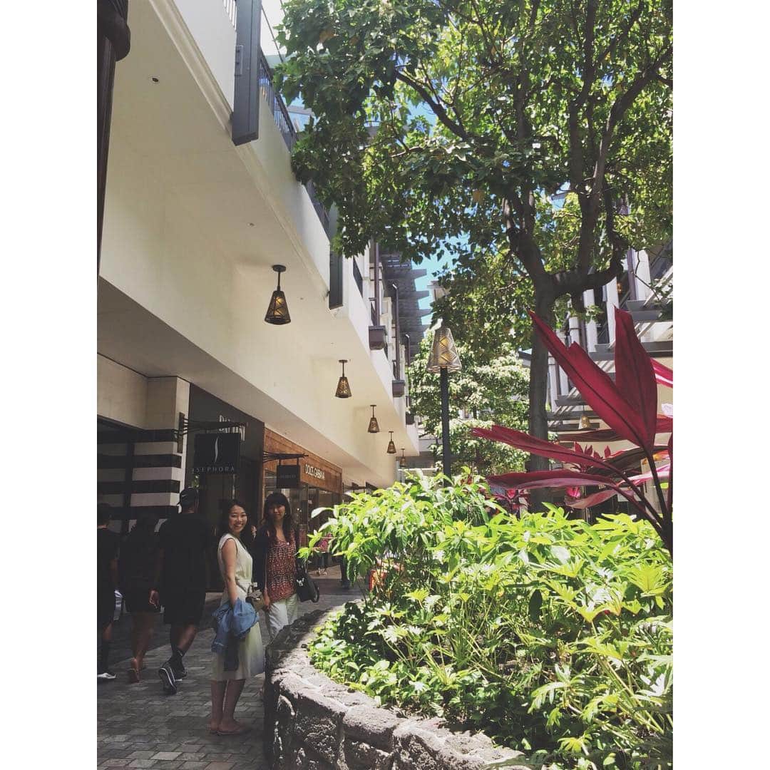のインスタグラム：「ずいぶん前だけど（笑）、せっかくだから思い出にアップ😊🌴💕早く行きたいなぁ💕 #hawaii #ハワイ #family #trip #mariposa #neimanmarcus #alamoana」