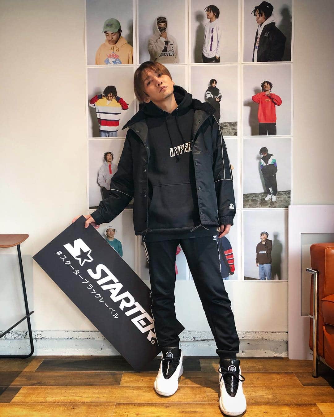 ミッチーのインスタグラム：「先日STARTER @starterblacklabel.jp の展示会に行ってきたよ 個人的にマジで年々好き度増してる 今回もかっこよかった _ このスニーカー履きやすいし デザイン気に入りすぎて色違いも買おうか迷っています TOPS: @hyperstrike.tokyo  JACKET: @starterblacklabel.jp  PANTS: @adidasoriginals SHOES: @alexanderwangny x @adidasoriginals」