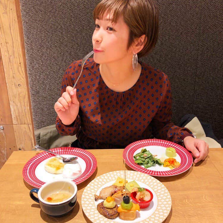 近藤夏子さんのインスタグラム写真 - (近藤夏子Instagram)「オシャレランチ🍴✨ 🧡THE BUFFET & Marche🧡というお店で母と妹と👭 このお店、オシャレすぎるだけじゃなくて、健康的な食材を使ってる！！そして何より、、、 おいしーーーーーーー💓 初めて行ったけど大満足でした❤️ #グランフロント大阪 #南館地下一階 #うめきたセラー #ブッフェ #ブッフェランチ #スムージーバー #ランチ #lunch #大阪 #女子会 #インスタ映え #パンケーキ」3月18日 19時53分 - kondonatsuko