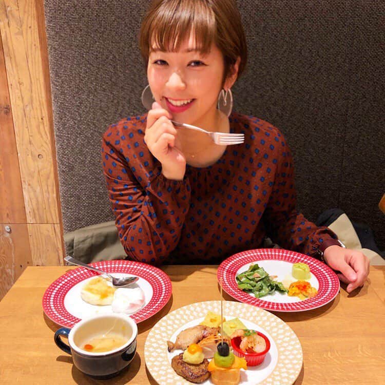 近藤夏子さんのインスタグラム写真 - (近藤夏子Instagram)「オシャレランチ🍴✨ 🧡THE BUFFET & Marche🧡というお店で母と妹と👭 このお店、オシャレすぎるだけじゃなくて、健康的な食材を使ってる！！そして何より、、、 おいしーーーーーーー💓 初めて行ったけど大満足でした❤️ #グランフロント大阪 #南館地下一階 #うめきたセラー #ブッフェ #ブッフェランチ #スムージーバー #ランチ #lunch #大阪 #女子会 #インスタ映え #パンケーキ」3月18日 19時53分 - kondonatsuko