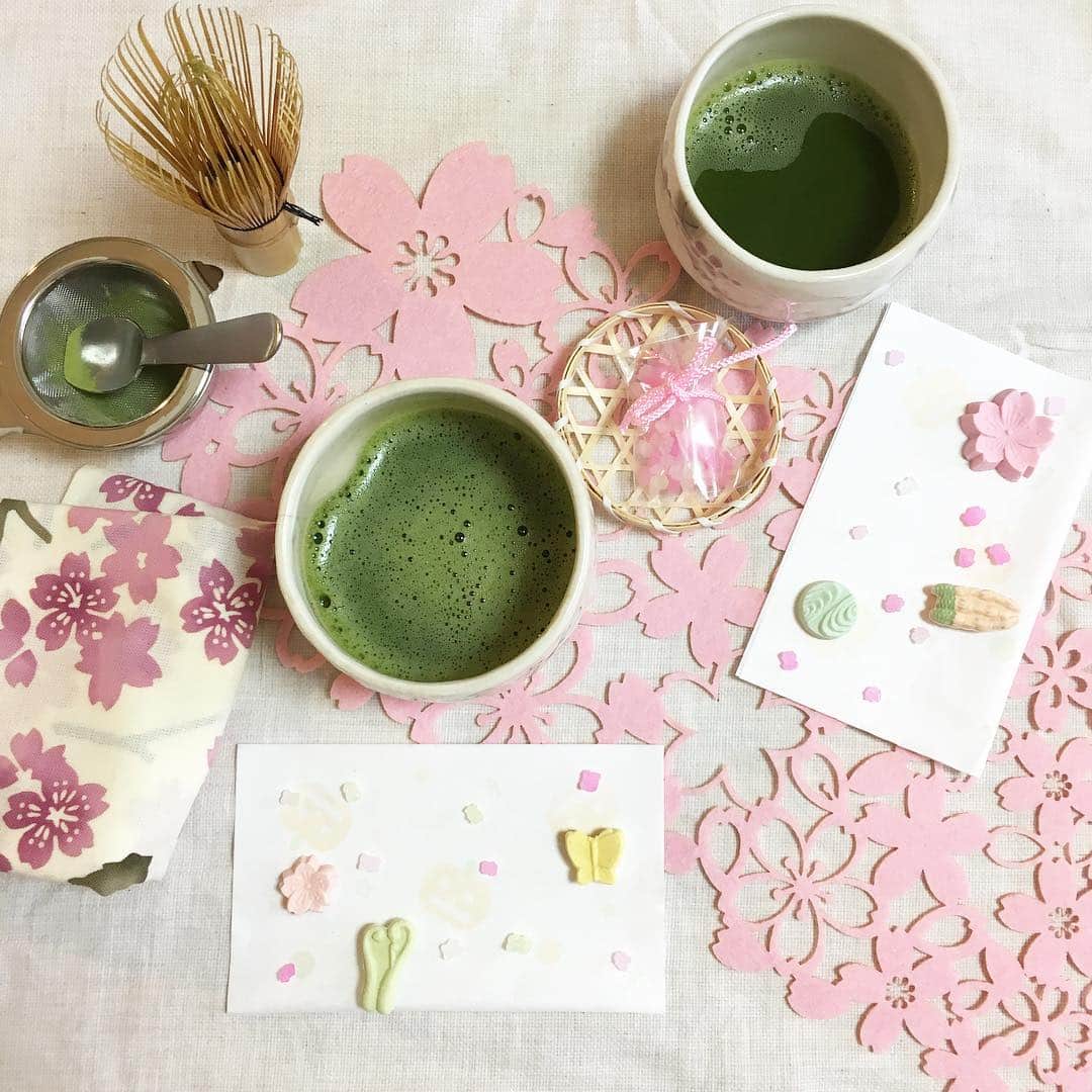 荻原和歌のインスタグラム：「子どもと私の花見茶会。お干菓子の盛りつけは子ども担当。なんだか楽しい。 #washoku #tea #matcha #greentea #こどものいる暮らし #こどもと暮らす #荻原和歌 #spring」