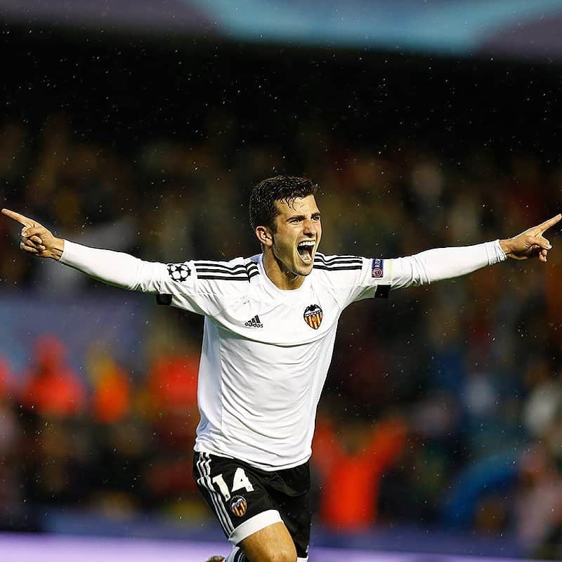 のインスタグラム：「Felicidades Valencia CF. Es un orgullo poder formar parte de este equipo que hoy cumple 100 años. Juntos conseguiremos grandes éxitos.」