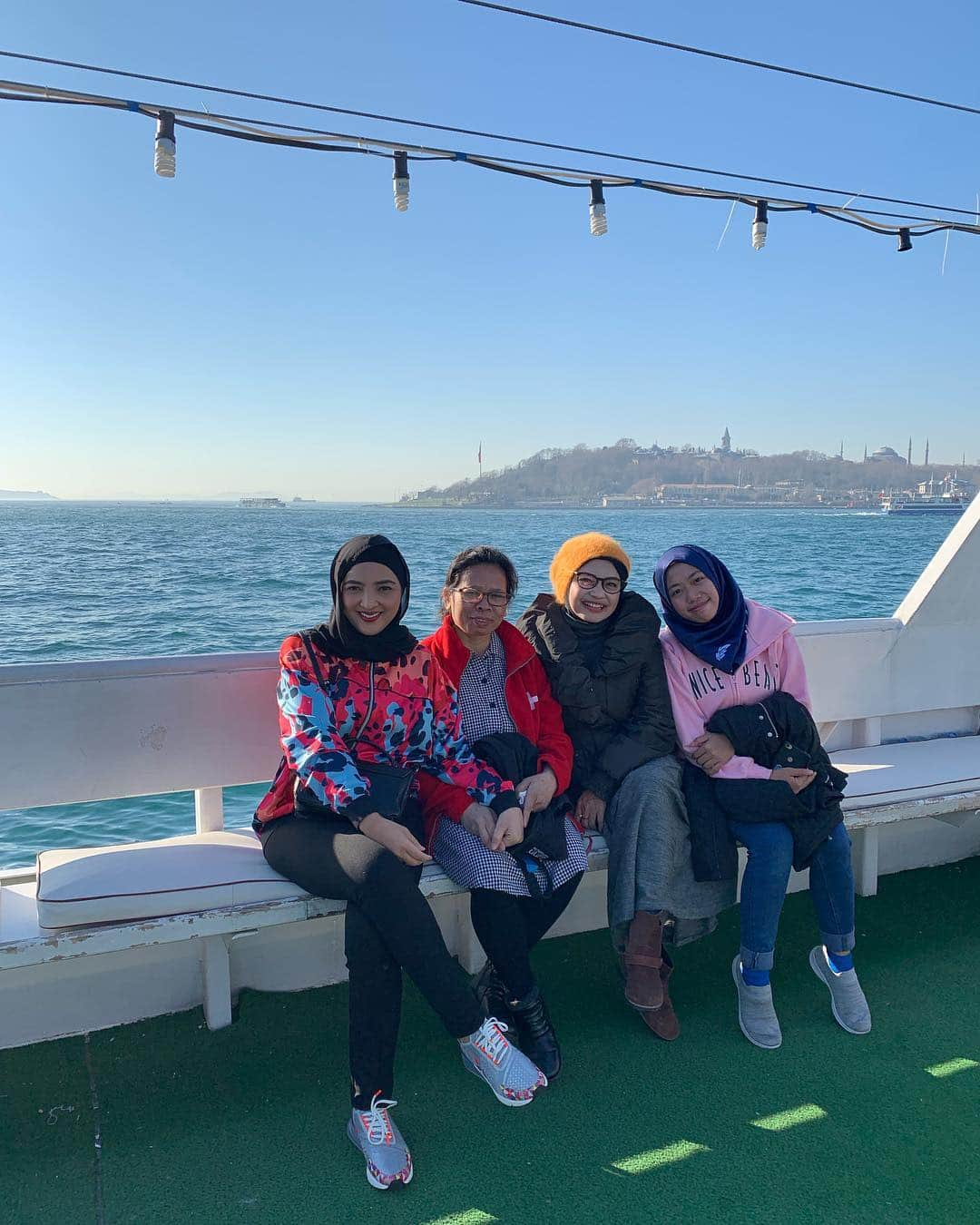 Ashantyさんのインスタグラム写真 - (AshantyInstagram)「Uteng, mbak noni n kiah.. #bosphoruscruise #turkey」3月18日 20時02分 - ashanty_ash