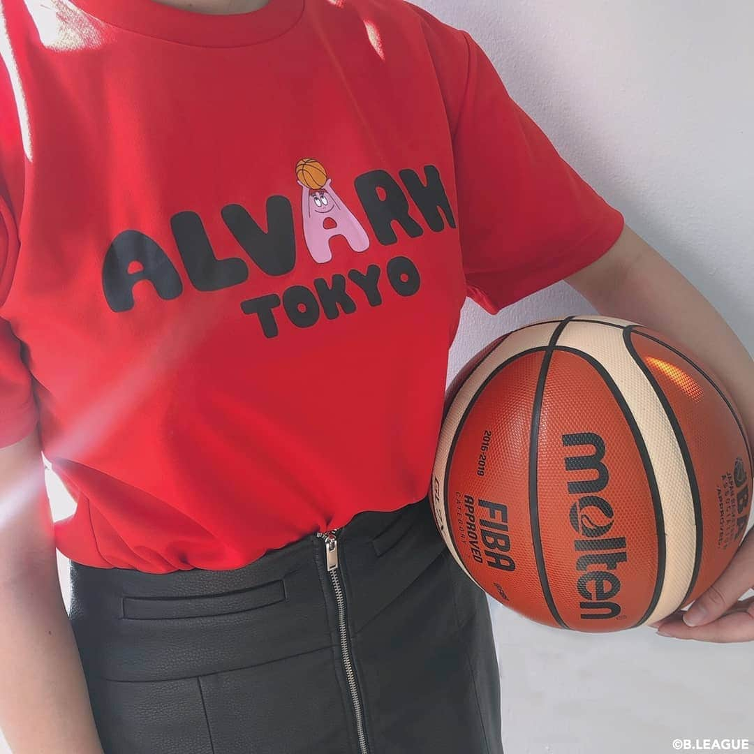 B.LEAGUEさんのインスタグラム写真 - (B.LEAGUEInstagram)「\\ 🆕 //﻿ B.LEAGUE× #バーバパパ  の﻿﻿ コラボTシャツが登場しました😳❤️﻿﻿ ﻿﻿﻿﻿﻿ #観戦コーデ に取り入れたい﻿﻿ キュートなデザインです❣️🌈﻿﻿﻿ ﻿﻿﻿ ポリエステル素材で﻿、﻿﻿ スポーツをするときにも大活躍まちがいなし！🏀👟﻿﻿ ﻿﻿﻿ あなたの好きなクラブもコラボしてるかも!?﻿﻿👀﻿﻿﻿ B.LEAGUE ONLINE SHOP で詳細をチェックしよう🔎✨﻿﻿﻿﻿﻿ ﻿﻿﻿﻿﻿ #千葉ジェッツ #新潟アルビレックスbb #アルバルク東京 ﻿﻿﻿﻿﻿ #Bリーグ観戦 #デザインTシャツ #スポーツTシャツ ﻿﻿﻿﻿#スポーツ #バスケ部 #バスケ女子 #バスケ男子 #バスケ観戦 #試合観戦 #スポーツ観戦コーデ  #観戦コーデ #観戦グッズ #Bグッズ #日常にBリーグを ﻿#barbapapa #barbapapalover」3月18日 20時03分 - b.league_official