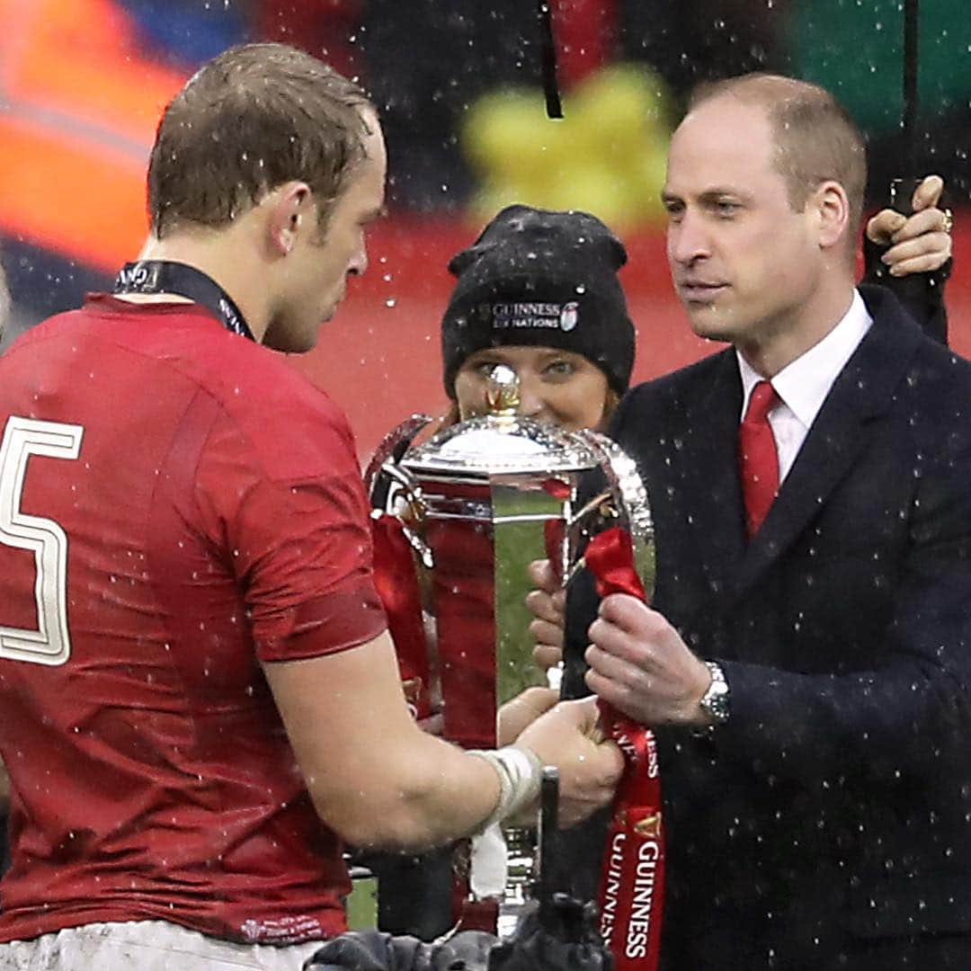 クラレンス邸さんのインスタグラム写真 - (クラレンス邸Instagram)「“Llongyfarchiadau” The Prince of Wales has sent a message following the @welshrugbyunion Grand Slam victory in the @sixnationsrugby Championship this weekend. “Following your famous victory and a brilliant performance, I just wanted to congratulate all the team on your marvellous Grand Slam success. Please pass on my warmest wishes to all involved in this tremendous achievement, which made me extremely proud of Wales. Cymru am byth!” The Prince of Wales has long supported the team and hosted a reception in 2008 after Wales won the Six Nations Championship and completed the Grand Slam. The Duke of Cambridge is Patron of the Welsh Rugby Union and attended the match on Saturday.  His Royal Highness handed out medals and presented the Championship Trophy to Captain Alun Wyn Jones.」3月18日 20時06分 - clarencehouse