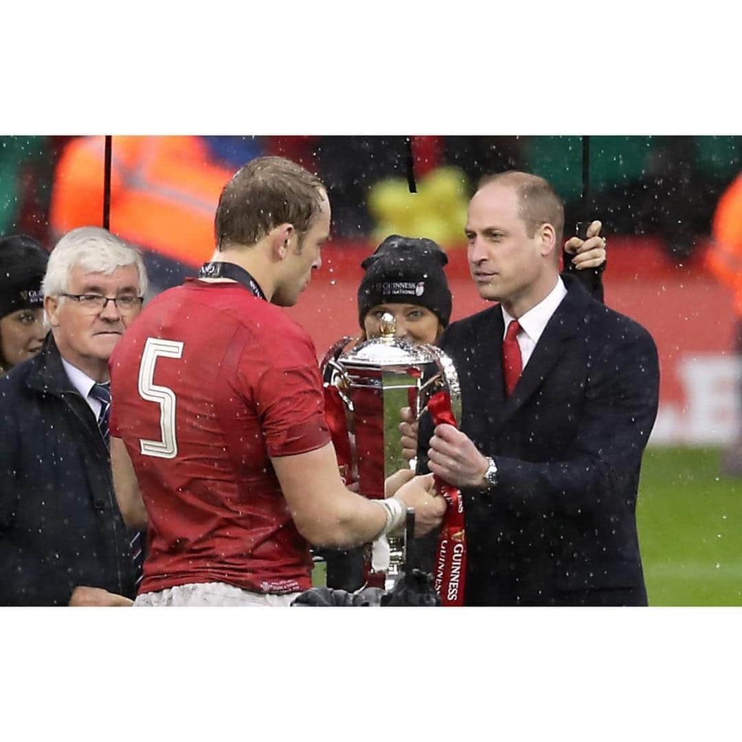 クラレンス邸さんのインスタグラム写真 - (クラレンス邸Instagram)「“Llongyfarchiadau” The Prince of Wales has sent a message following the @welshrugbyunion Grand Slam victory in the @sixnationsrugby Championship this weekend. “Following your famous victory and a brilliant performance, I just wanted to congratulate all the team on your marvellous Grand Slam success. Please pass on my warmest wishes to all involved in this tremendous achievement, which made me extremely proud of Wales. Cymru am byth!” The Prince of Wales has long supported the team and hosted a reception in 2008 after Wales won the Six Nations Championship and completed the Grand Slam. The Duke of Cambridge is Patron of the Welsh Rugby Union and attended the match on Saturday.  His Royal Highness handed out medals and presented the Championship Trophy to Captain Alun Wyn Jones.」3月18日 20時06分 - clarencehouse