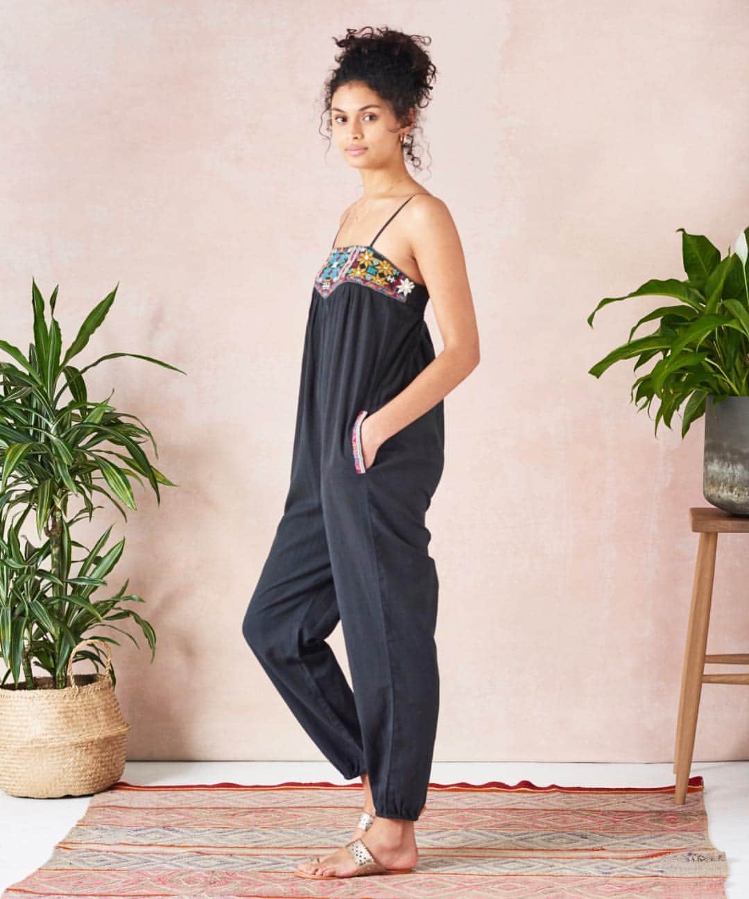 スターメラのインスタグラム：「Happy sunny ☀️ Monday!! #starmelauk •LIPA JUMPSUIT • • • • • • • • • #onlinesoon#newcollection #starmelaspringsummer19#springsummer#printemps #spring#sunnymonday#paris#london#starmela#love#bohochic#boholove#bohostyle#sunnylondon#ete19#soleil#lundi#summerallyearlong #lovesummerhateeverythingelse」