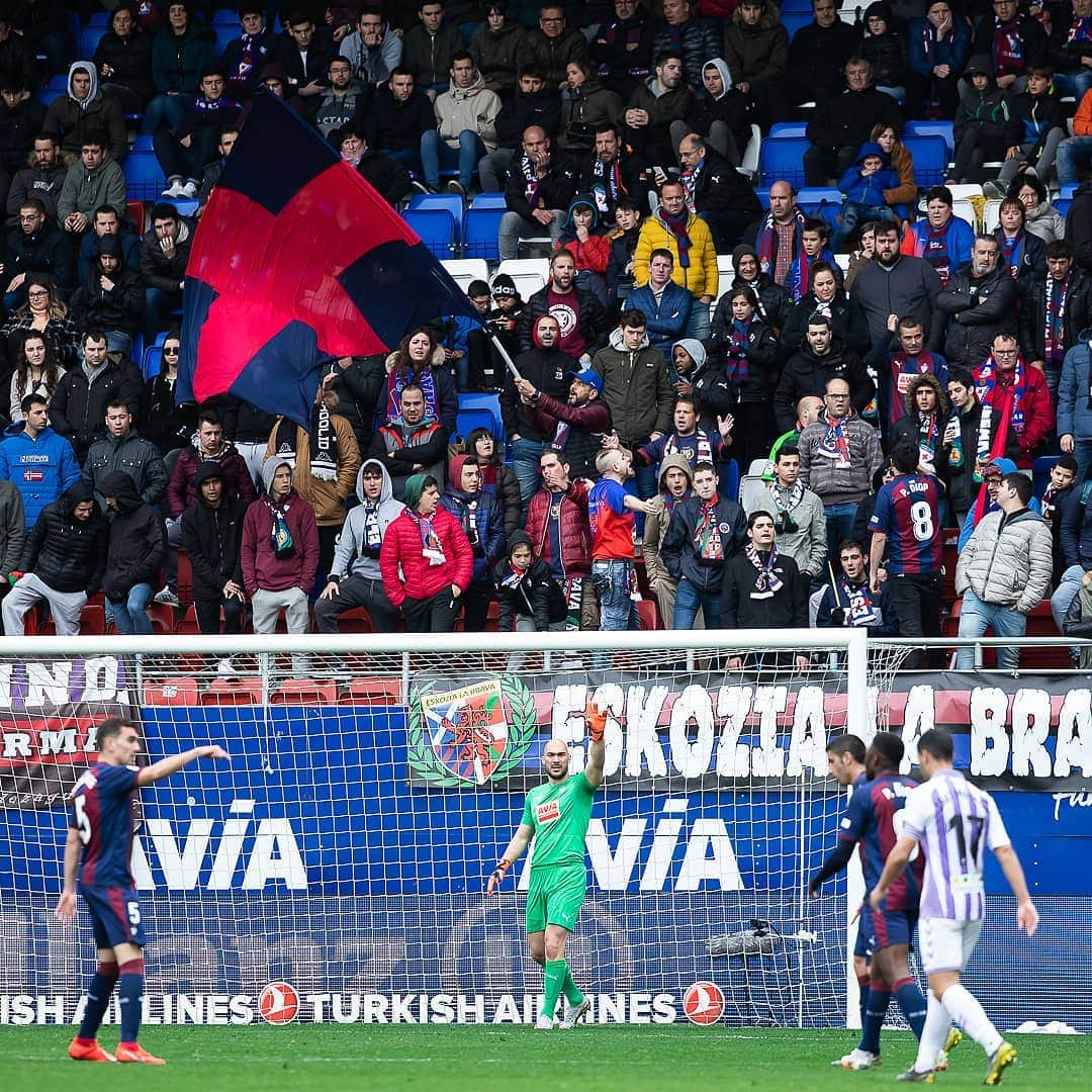 SDエイバルさんのインスタグラム写真 - (SDエイバルInstagram)「Goazen #Eibar ✊✊🔴🔵 . #eibarfans #ipurua #football #laliga」3月18日 20時17分 - sdeibar