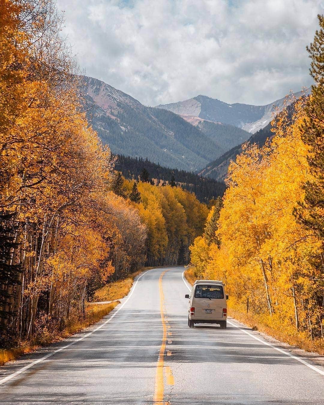 Discover Earthさんのインスタグラム写真 - (Discover EarthInstagram)「Colorado State, in the USA, has a diverse landscape of arid desert, river canyons and snow-covered Rocky Mountains, which are partly protected by Rocky Mountain National Park ! What a beautiful place ! 🇺🇸 Which of these 7 pictures do you like the most ? — 📍#DiscoverColorado — 📸 Photos by @ryanresatka via @allaboutadventures ​」3月18日 20時10分 - discoverearth