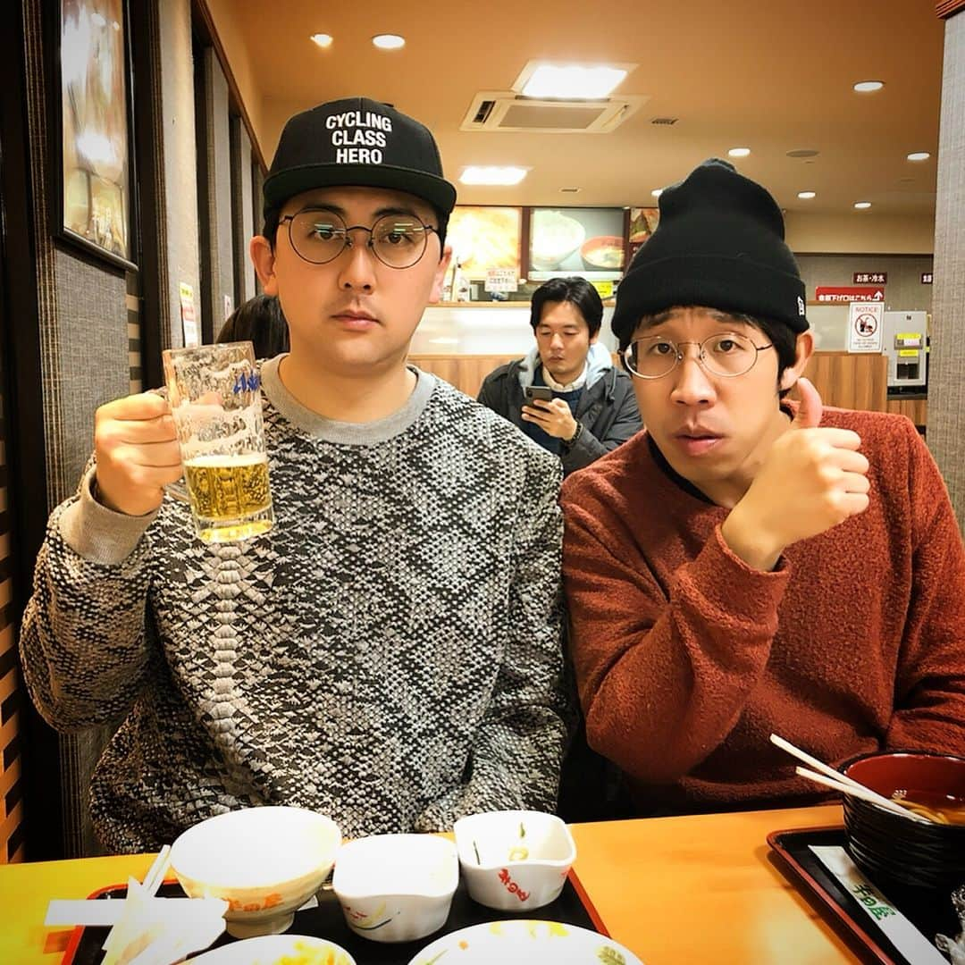 佐竹正史さんのインスタグラム写真 - (佐竹正史Instagram)「本日は福島県×ファミリーマート×よしもとのコラボ弁当が3月19日から福島県限定で発売するということで、ひょっこりはんと福島県内のファミリーマート9店舗をPR訪問させて頂きました。 是非是非食べてみてくださいね🙋‍♂️ . ひょっこりはんとビスケッティ佐竹の仕事終わりプライベート状態も載せておきます📸 . . . #本日の首相と握手 #ひょっこりはん  #ファミリーマート #ファミリーマー党 #よしもと #福島県 #コラボ弁当 #安倍晋三 #安倍総理 #ビスケッティ佐竹  #japan #japanese #japaneseculture #japanesecomedian #primeminister #shinzoabe #impersonator #follow #followme  #佐竹オススメンバー #お笑い好きな人と繋がりたい」3月18日 20時26分 - sataketty