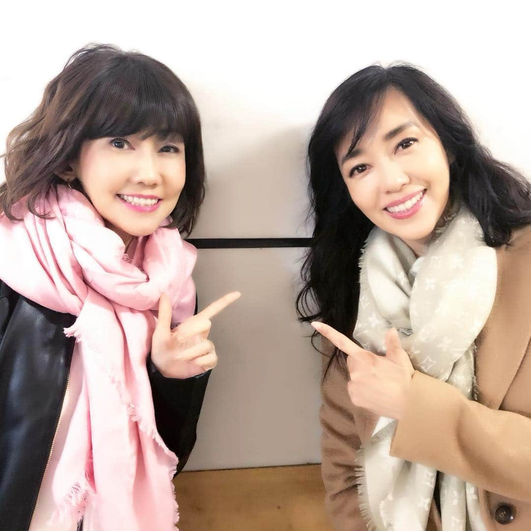 早見優さんのインスタグラム写真 - (早見優Instagram)「あれ？ 私たち、スカーフお揃い？ So fun when you and your bestie end up wearing the same scarf to work! #bestfriends  #偶然  #松本伊代 さん #お揃い ?」3月18日 20時19分 - yuyuhayami