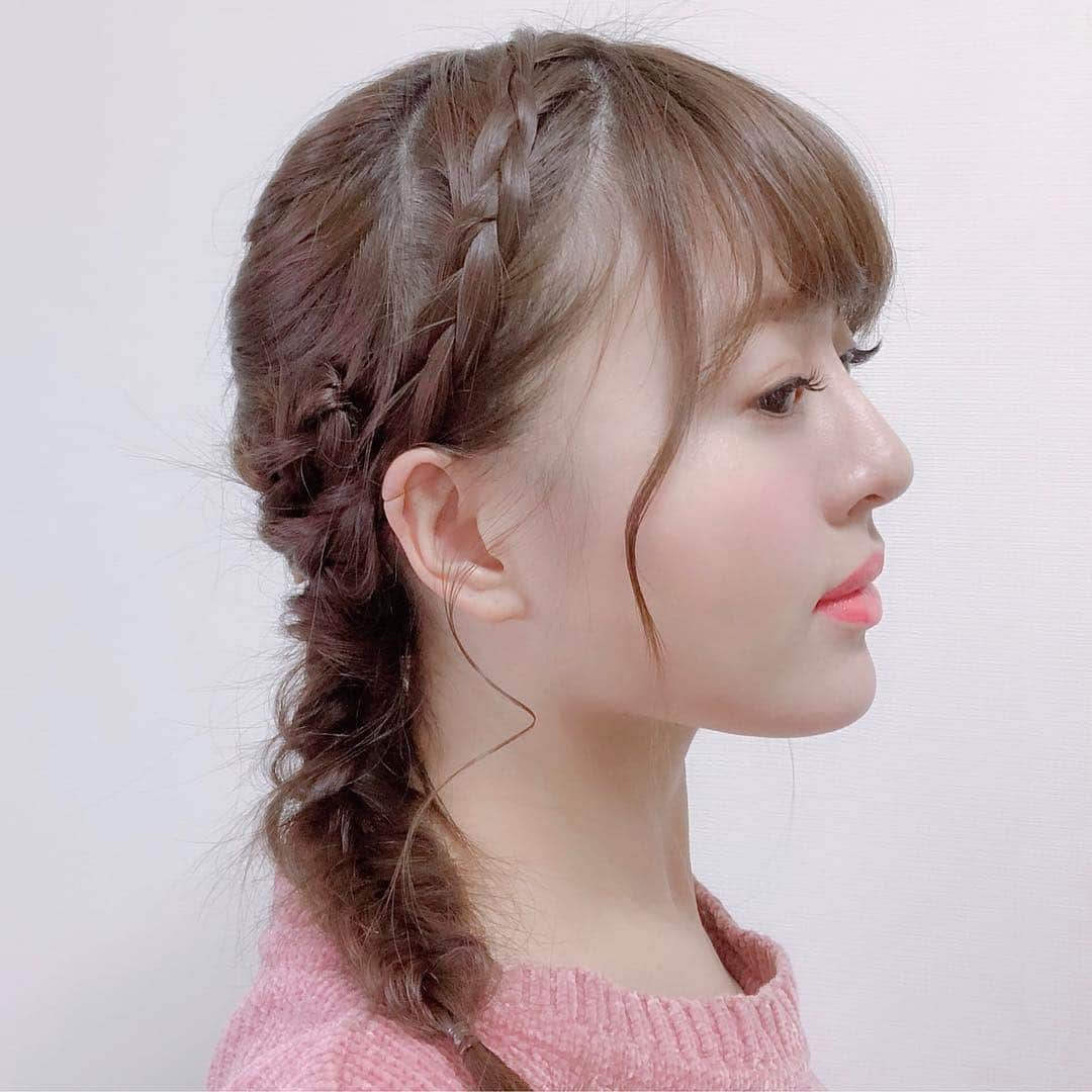 真衣ひなのさんのインスタグラム写真 - (真衣ひなのInstagram)「. ヘアアレンジ紹介｡･*･:≡(　ε:) . 💈編み込み×フィッシュボーン 顔まわりは毛先まで編み込み。 後ろ髪は毛先までフィッシュボーンに。 軽く編み目から髪を引き出す。 (顔まわりの髪はあまり引き出さない) フィッシュボーンの上を通るようにして 右の編み込みは左へ、左は右へ持っていく。 毛先を内側に折り込んでゴムを隠して ピンで固定。フィッシュボーンの根元も 固定するイメージ。飾りピンを付けて完成！ . #フィッシュボーンのネックは #工程ではなくほどく時 #少し面倒なのと少し髪にダメージ受ける #しかし出したい #こなれ感 #ご無沙汰してました #ひなのへあかたろぐ」3月18日 20時21分 - hinano_mai