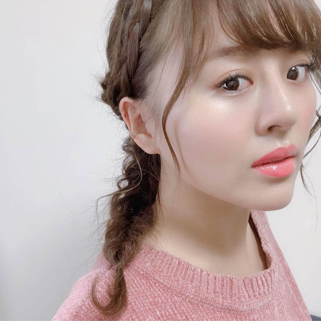 真衣ひなのさんのインスタグラム写真 - (真衣ひなのInstagram)「. ヘアアレンジ紹介｡･*･:≡(　ε:) . 💈編み込み×フィッシュボーン 顔まわりは毛先まで編み込み。 後ろ髪は毛先までフィッシュボーンに。 軽く編み目から髪を引き出す。 (顔まわりの髪はあまり引き出さない) フィッシュボーンの上を通るようにして 右の編み込みは左へ、左は右へ持っていく。 毛先を内側に折り込んでゴムを隠して ピンで固定。フィッシュボーンの根元も 固定するイメージ。飾りピンを付けて完成！ . #フィッシュボーンのネックは #工程ではなくほどく時 #少し面倒なのと少し髪にダメージ受ける #しかし出したい #こなれ感 #ご無沙汰してました #ひなのへあかたろぐ」3月18日 20時21分 - hinano_mai