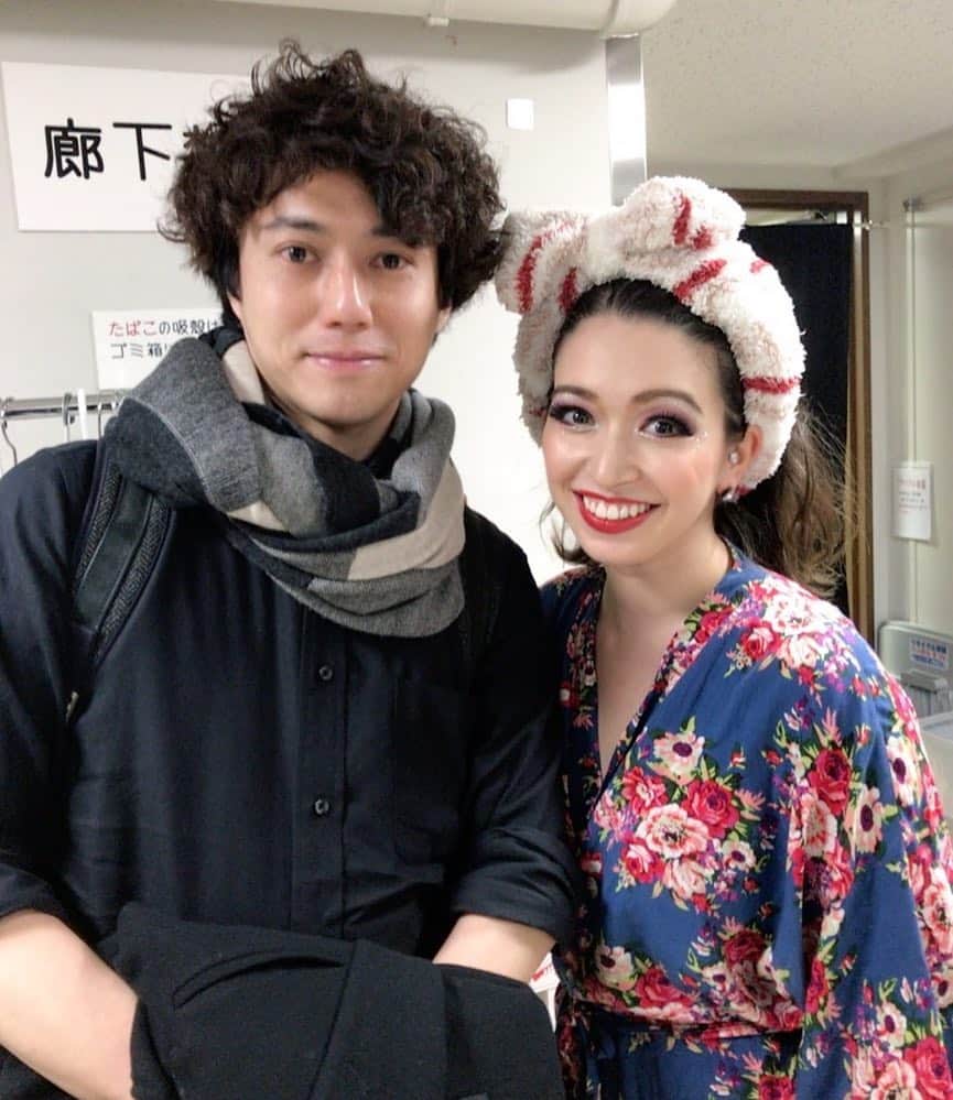 のインスタグラム：「#JERSEYBOYS IN CONCERT でお世話になった演出家 #藤田俊太郎 さんが #プリシラ ワールドにやって来た！コンサートでは、お稽古と本番合わせて1週間しかないという怒涛のスケジュールでご一緒させていただきました。いつかがっつりお仕事ご一緒できるようにがんばりますー！！！ #ジャージーボーイズ #musical #tokyo #priscilla #priscillaqueenofthedesert #jerseyboysinconcert #director #theatre #thankyou」